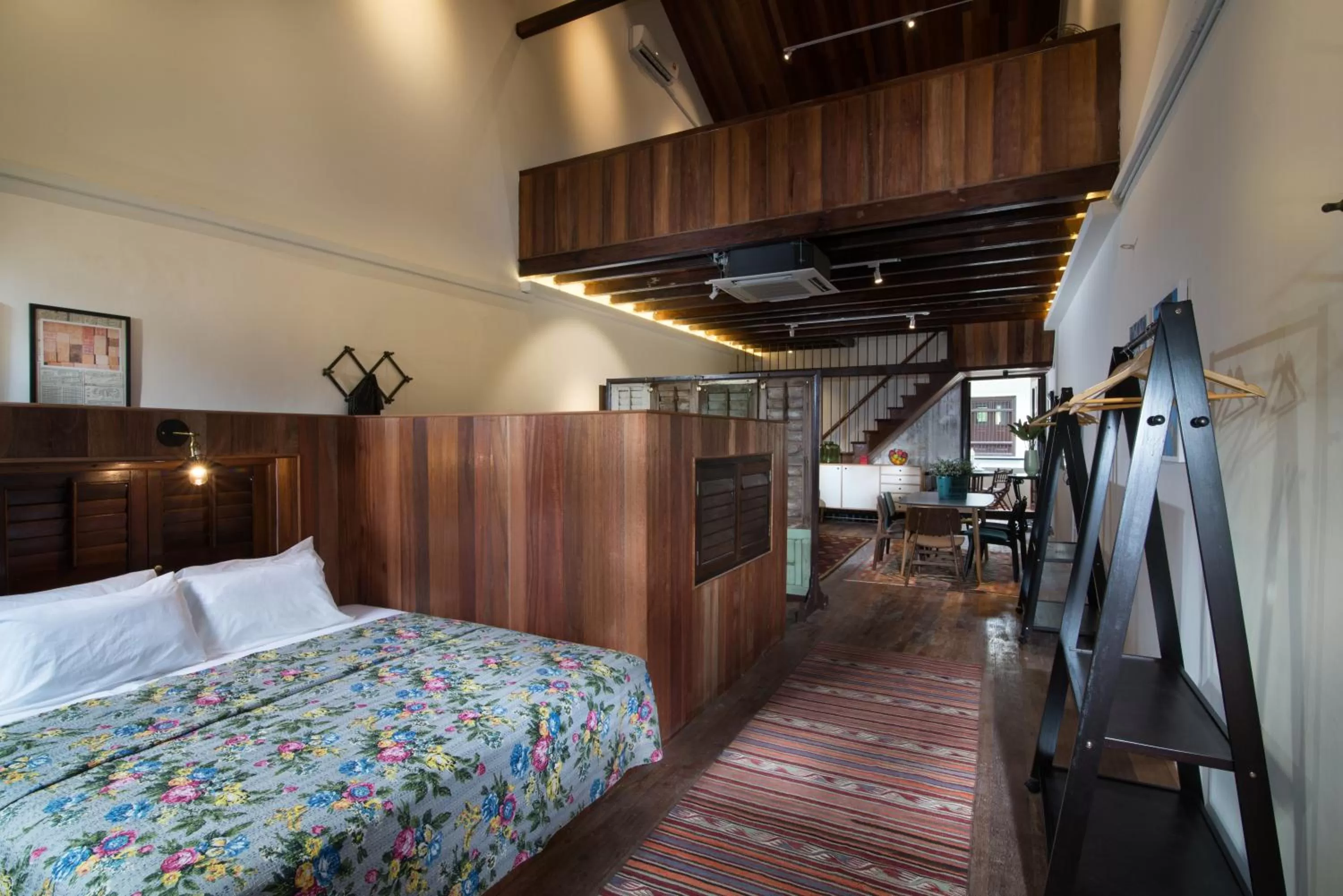 Photo of the whole room, Bed in Muntri Mews