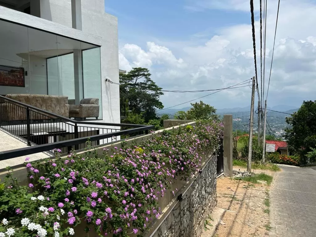 Hotel Kandyan View ''Free pickup from Kandy city''