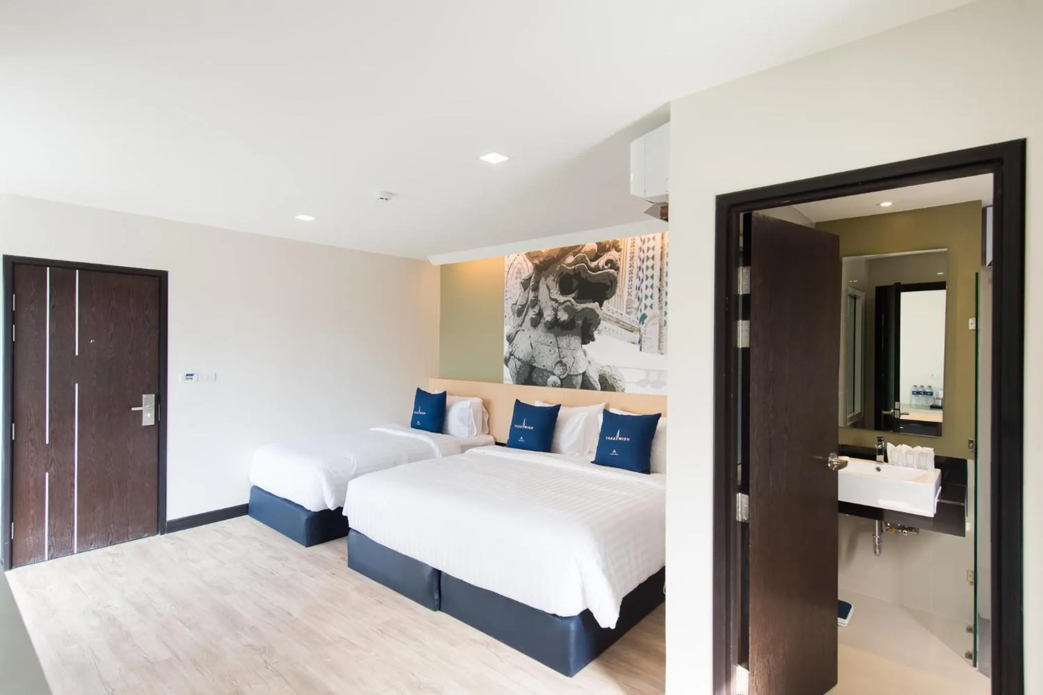 Bathroom, Bed in Tarawish Hotel