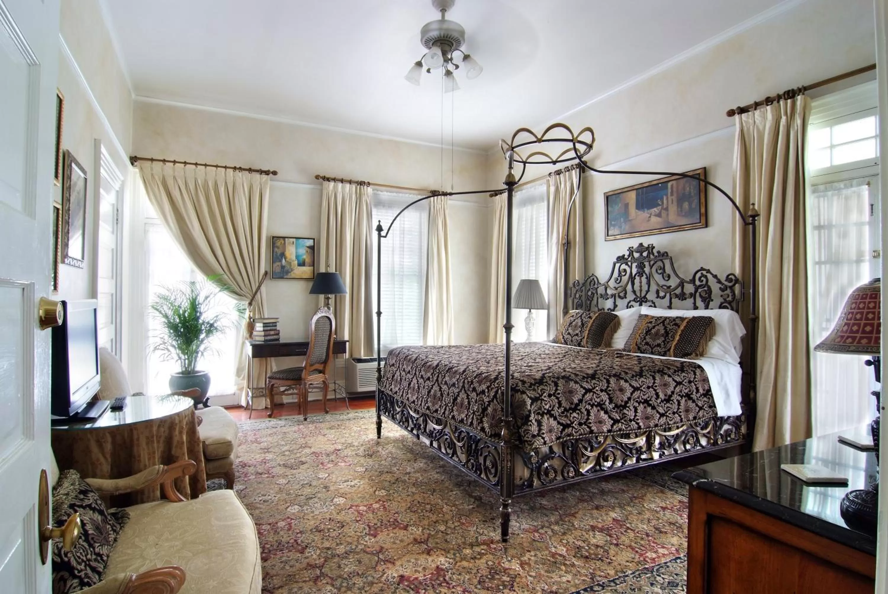 Photo of the whole room, Bed in Historic Michabelle Inn