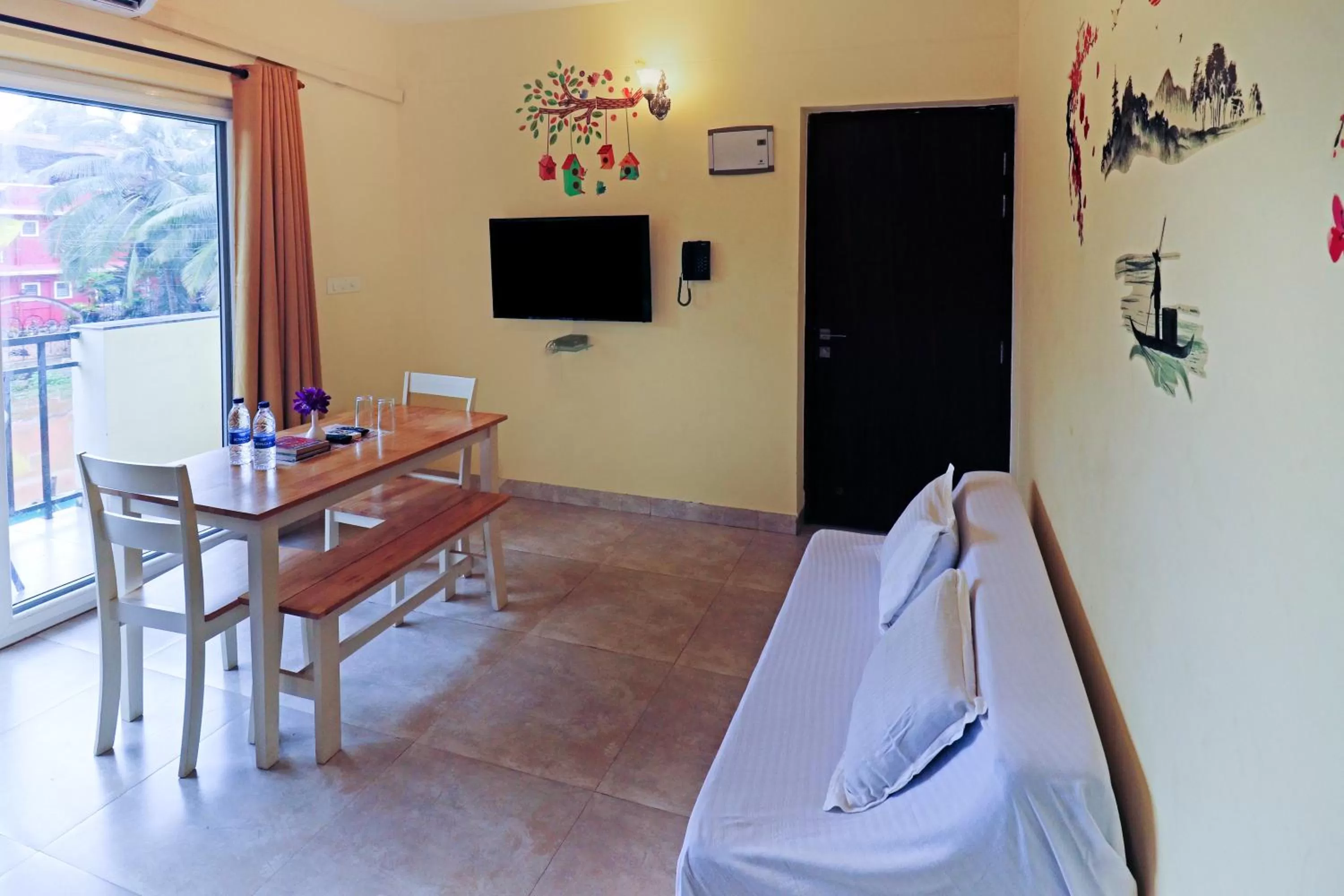 Living room, TV/Entertainment Center in Mariners Bay Suites