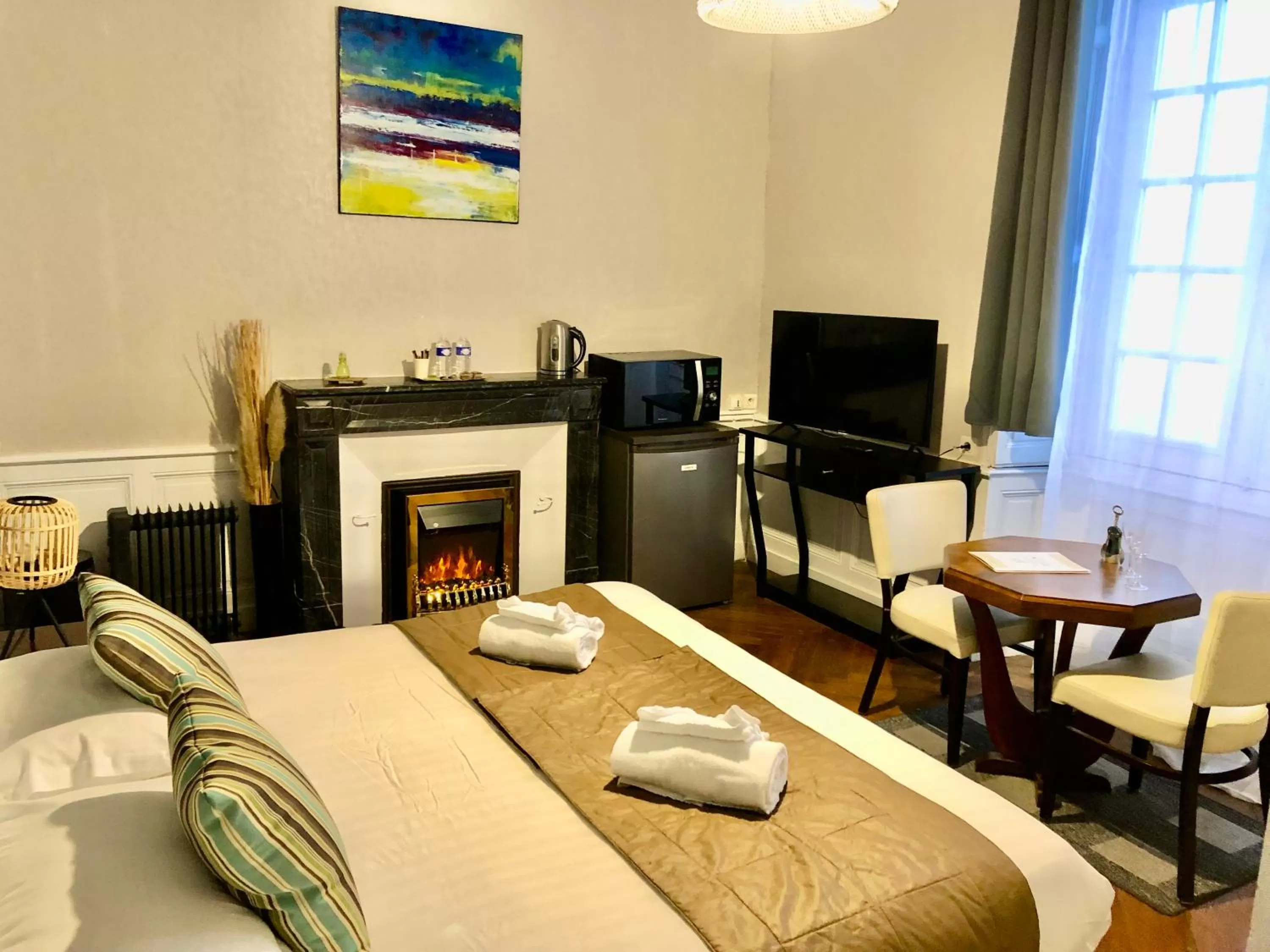 Photo of the whole room, TV/Entertainment Center in Hôtel Particulier CHÂTEAU DES MARAIS Proximité et vue sur le Lac de Grand lieu