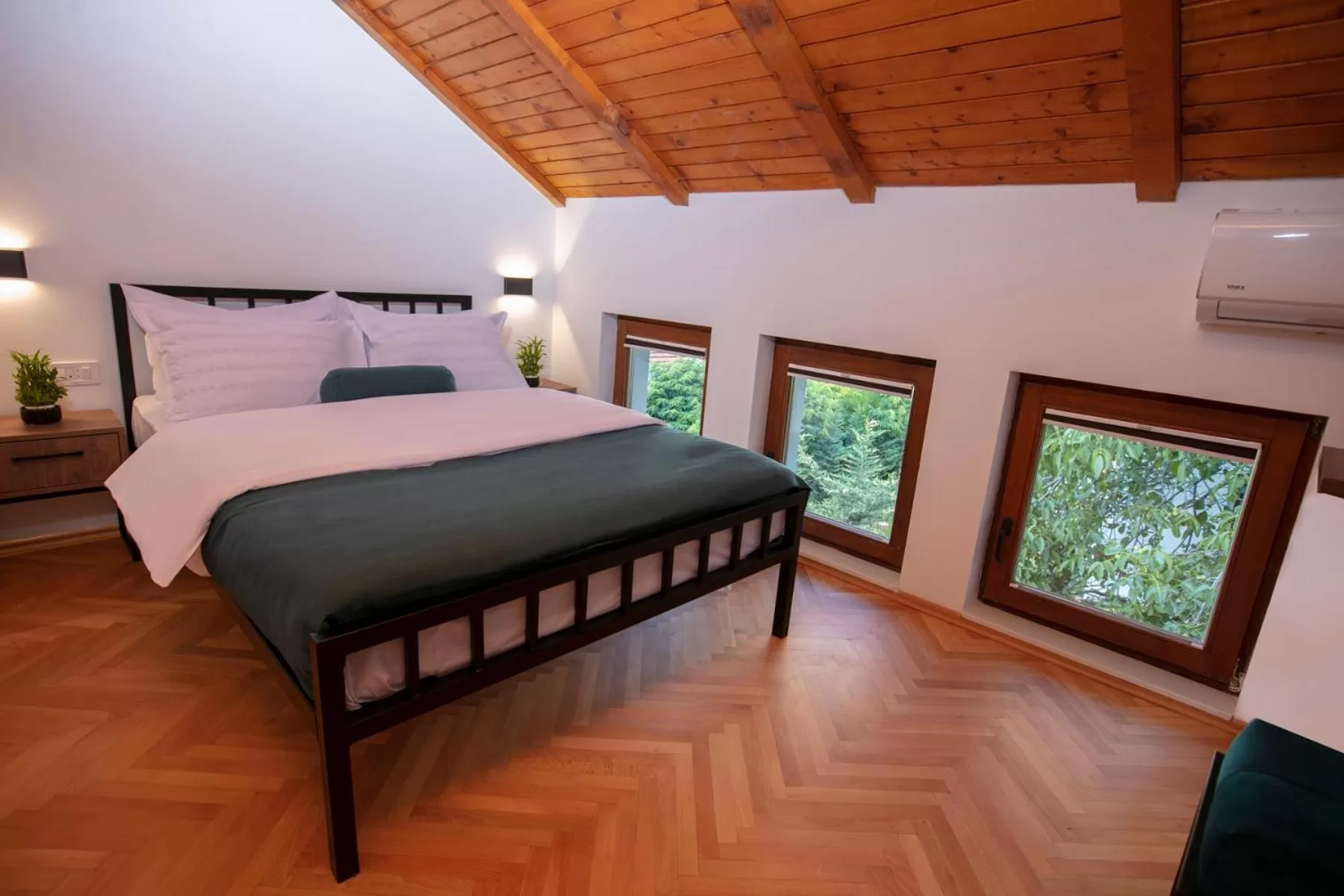 Garden view, Bed in Grand Boutique Hotel