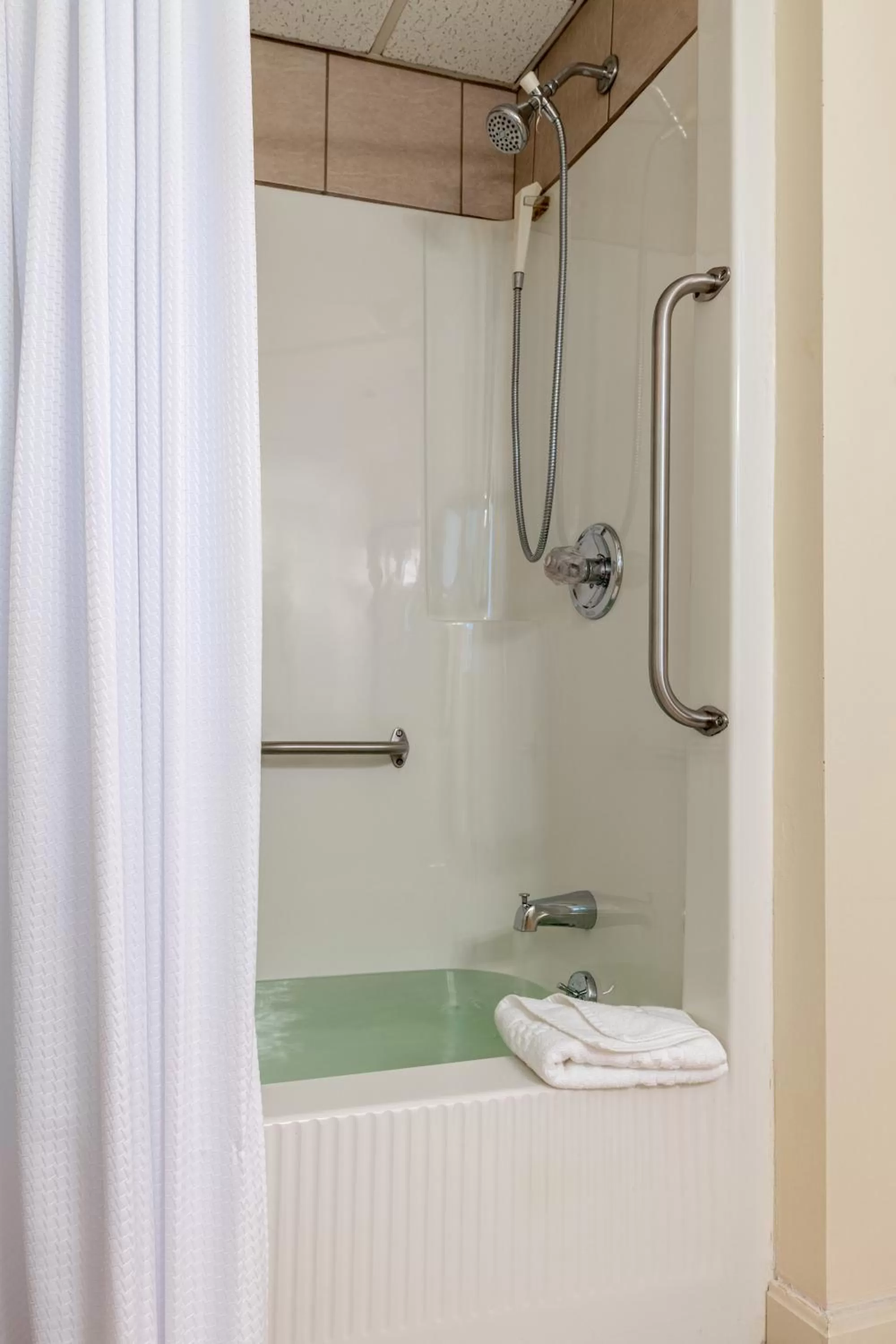 Bath in Atlantic Oceanside Hotel & Conference Center