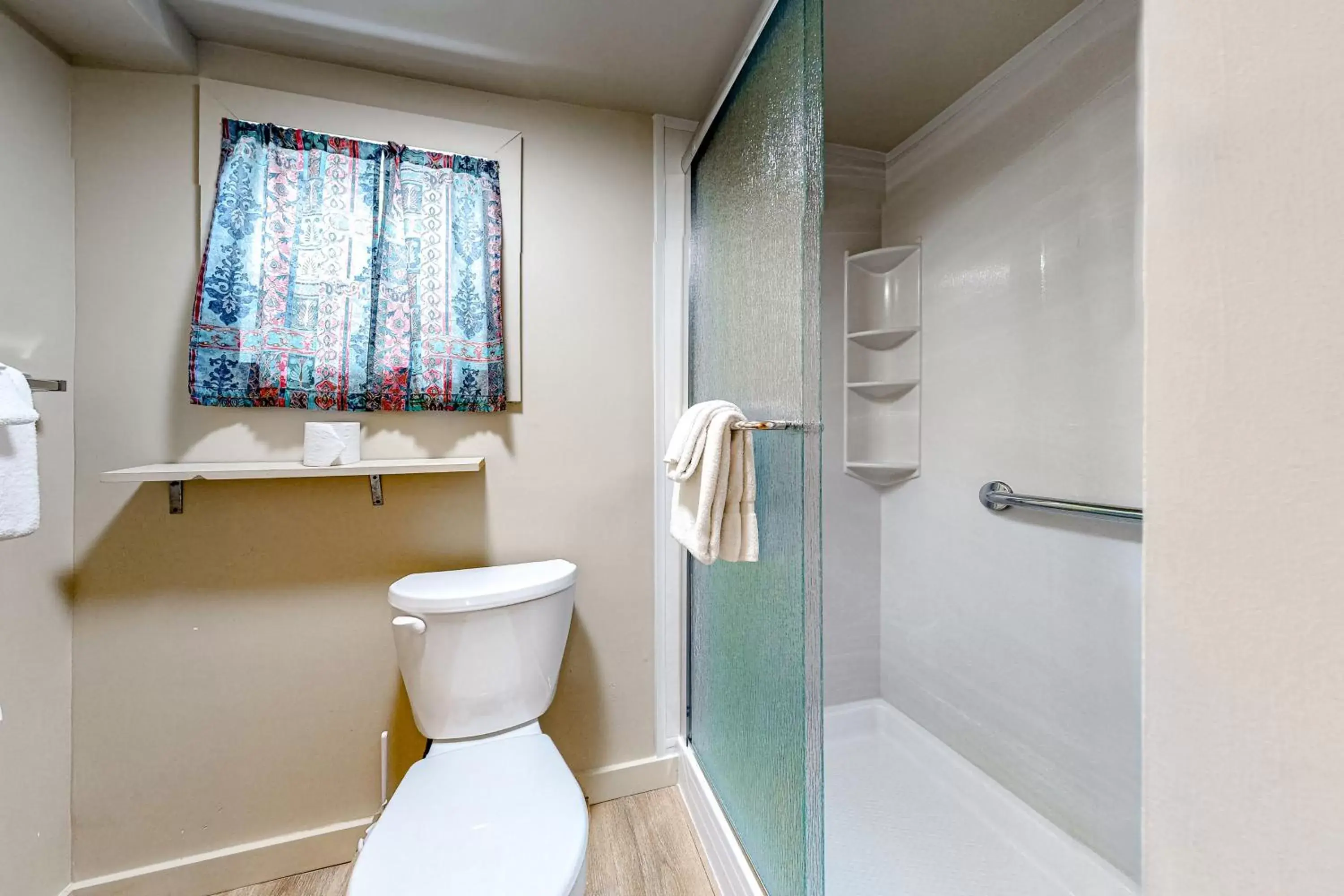 one bedroom holiday home in Riverbank Motel and Cabins Managed by Vacasa one bedroom holiday home in Riverbank Motel and Cabins Managed by Vacasa