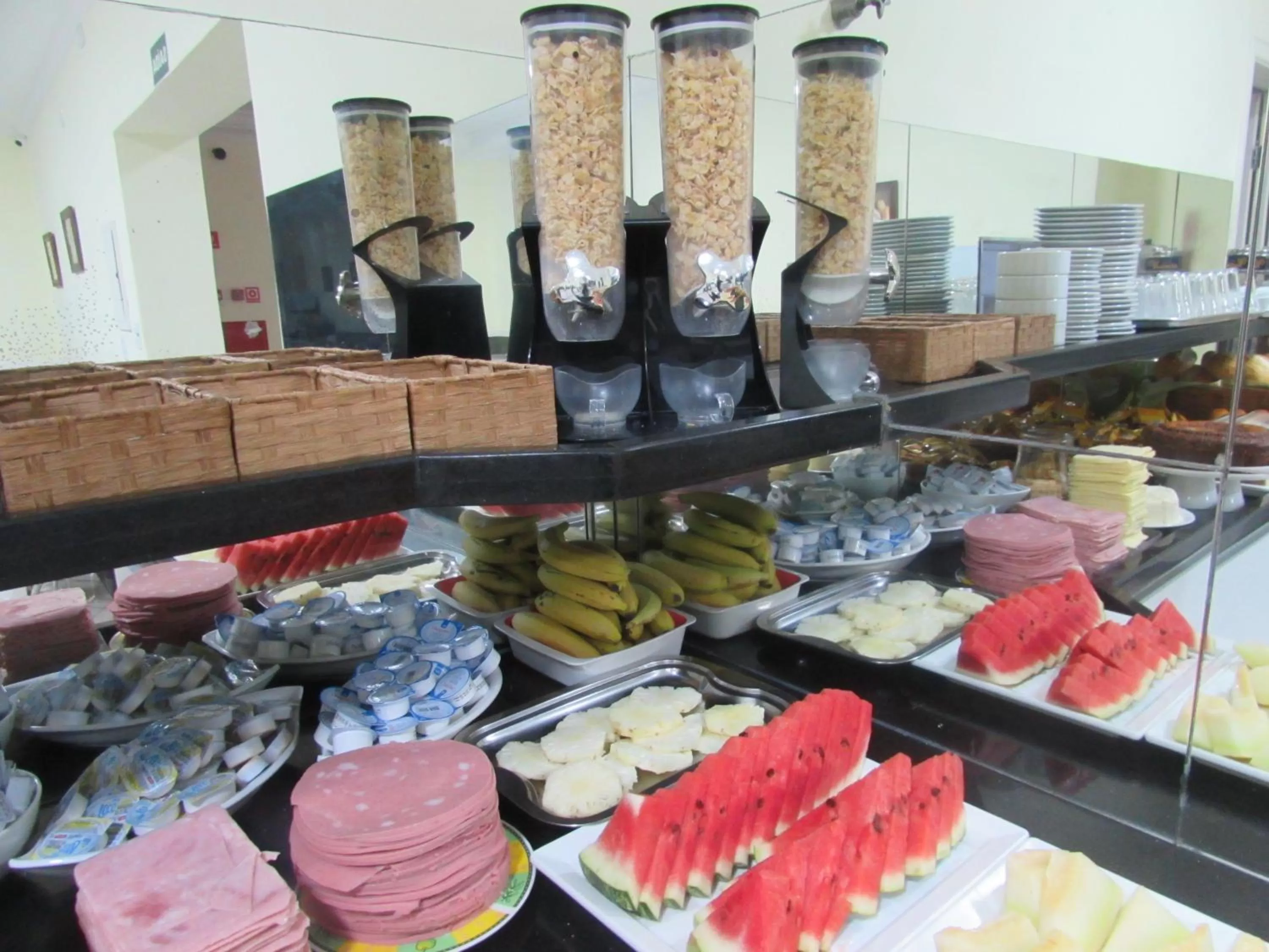 Hotel Monteneve a 2 minutos do Bom Retiro, a 8 minutos da 25 de Março a 100 metros da estação de trem para Aeroporto Internacional de Guarulhos