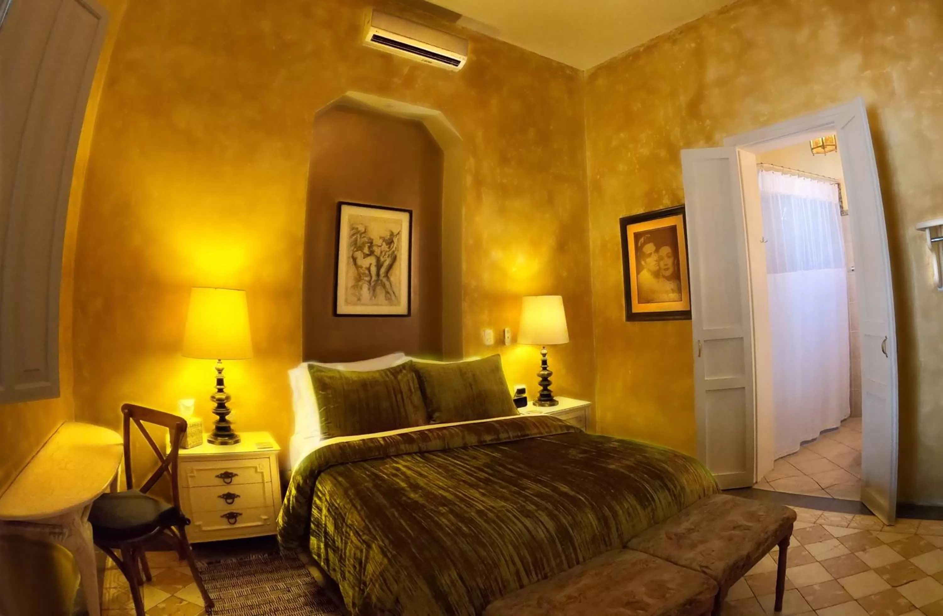 Shower, Bed in La Perla Hotel Boutique B&B