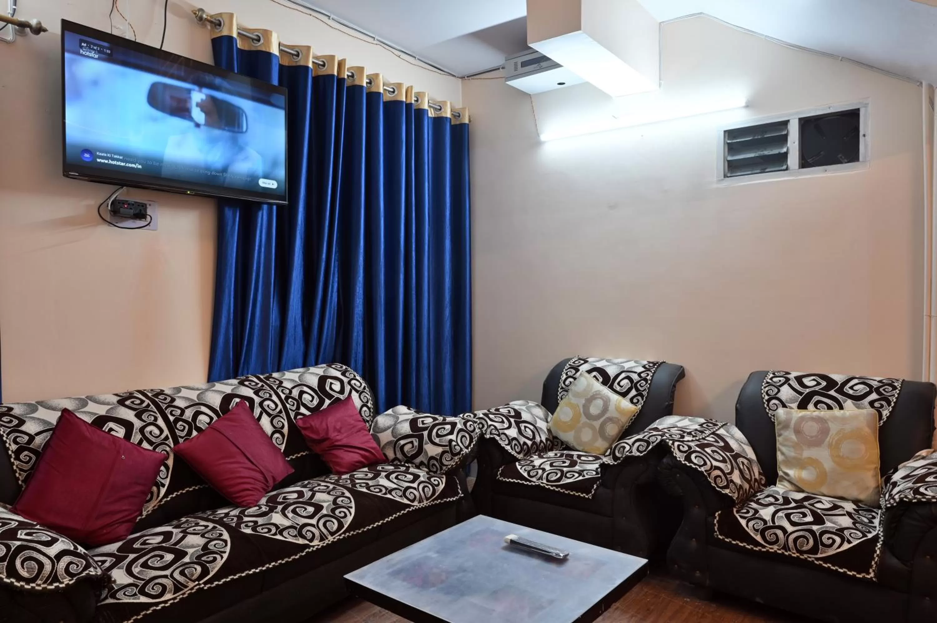 Communal lounge/ TV room in The Clovers Inn Boring Road