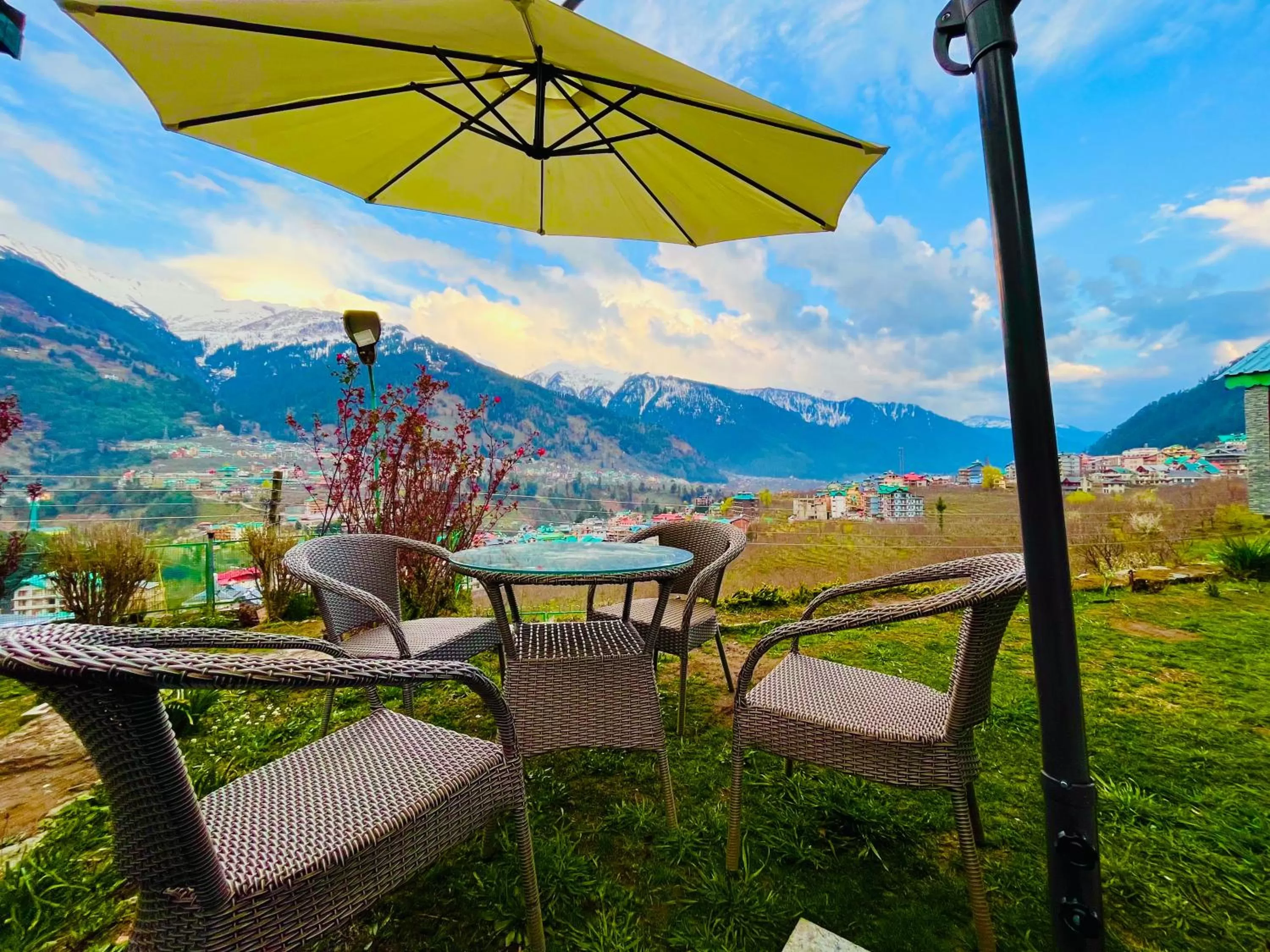 Mountain View in Himalayan Nomad Cottage, Manali