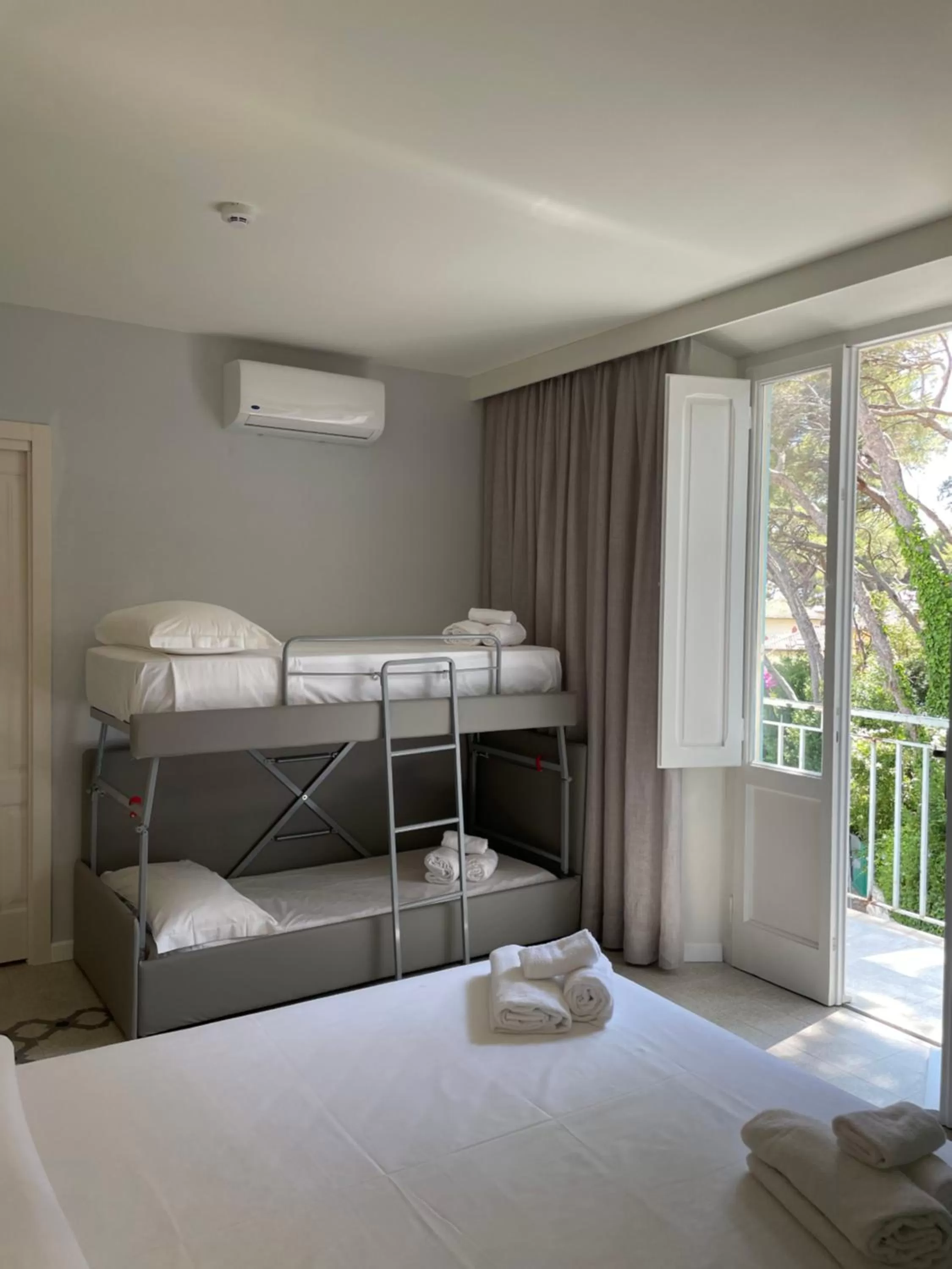 bunk bed, Bed in Guerrini Hotel