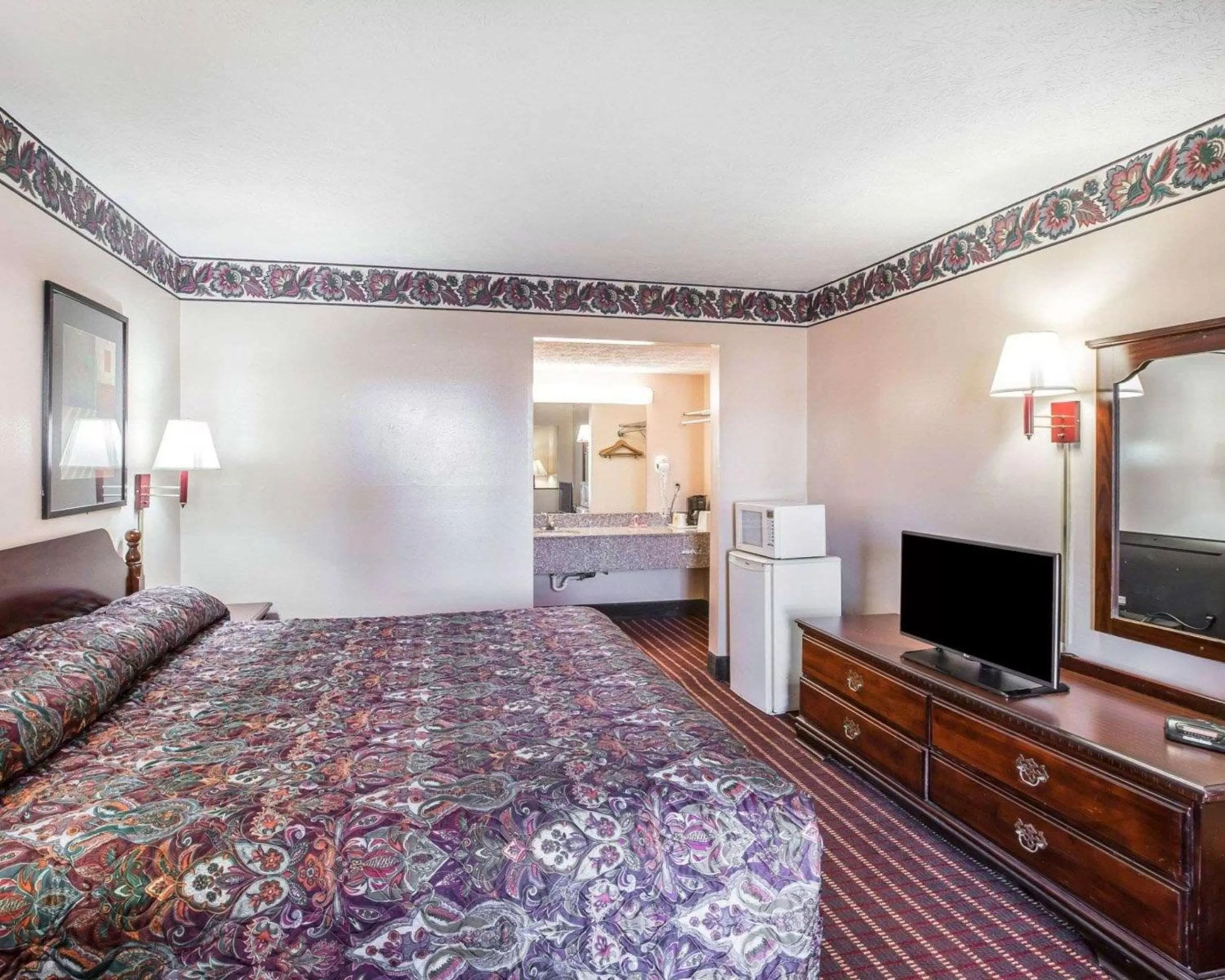 Photo of the whole room, Bed in Econo Lodge McDonough South