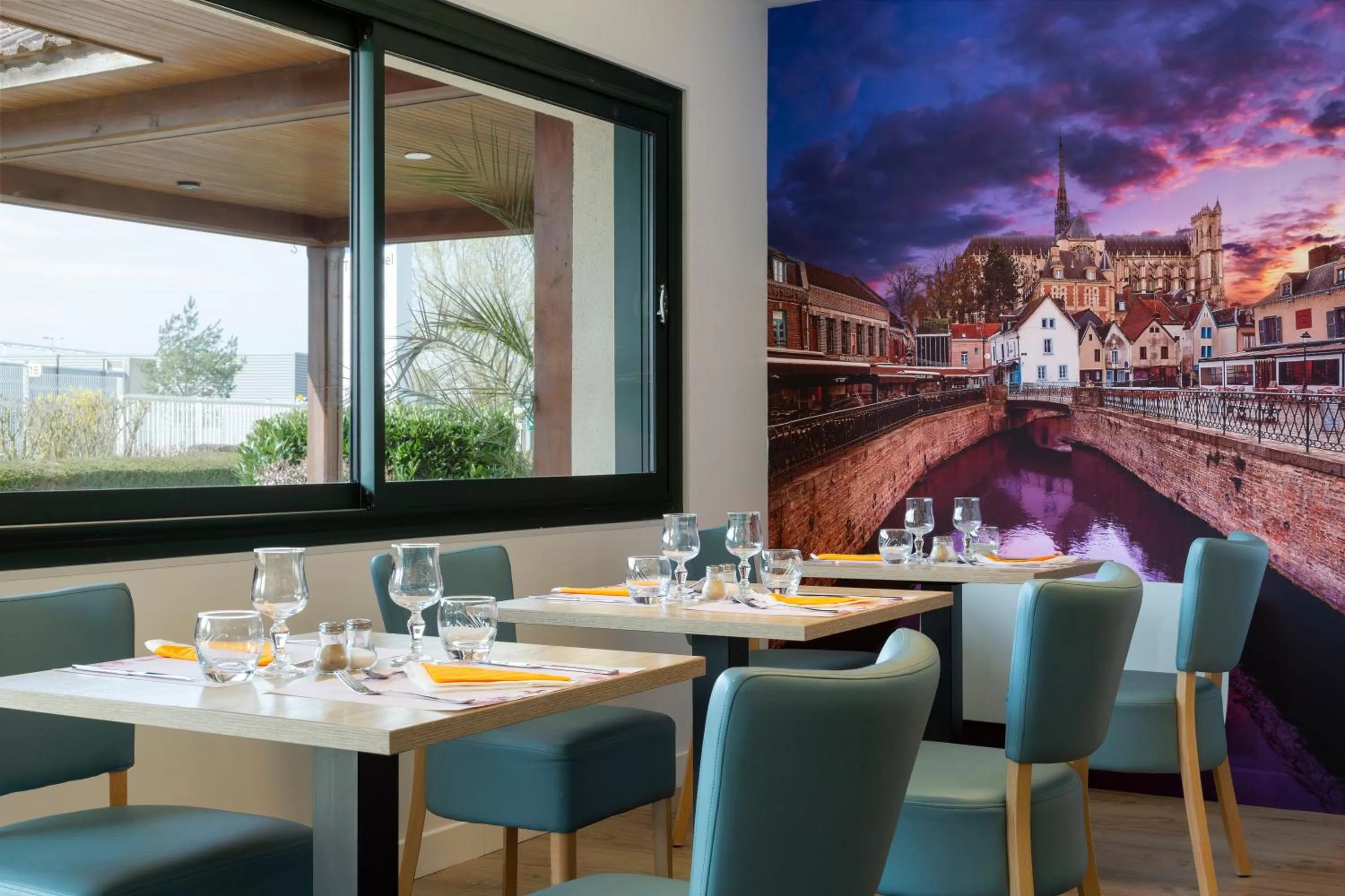 Restaurant/places to eat in Brit Hotel Confort Amiens