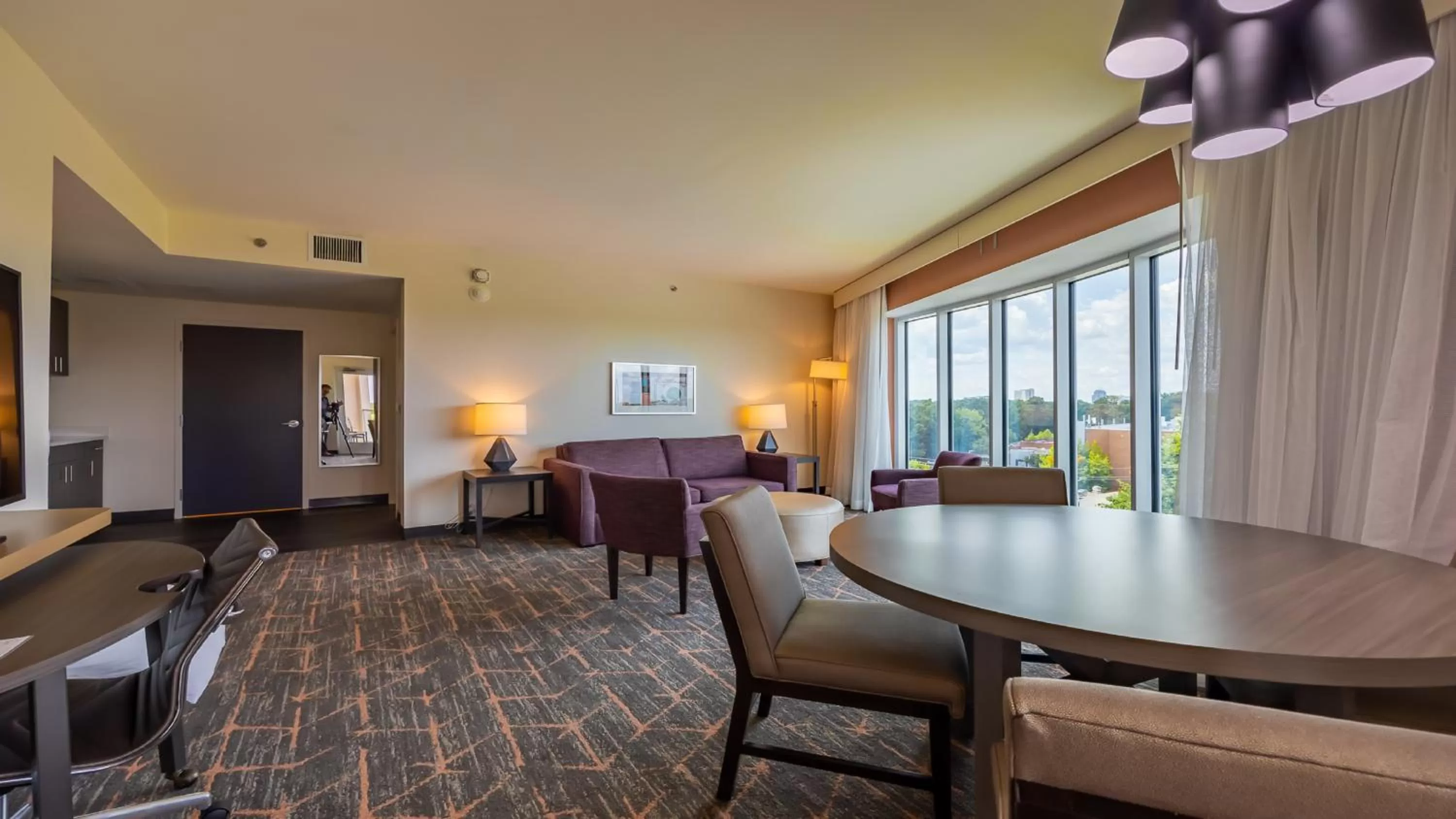 Living room in Courtyard by Marriott Atlanta Dunwoody