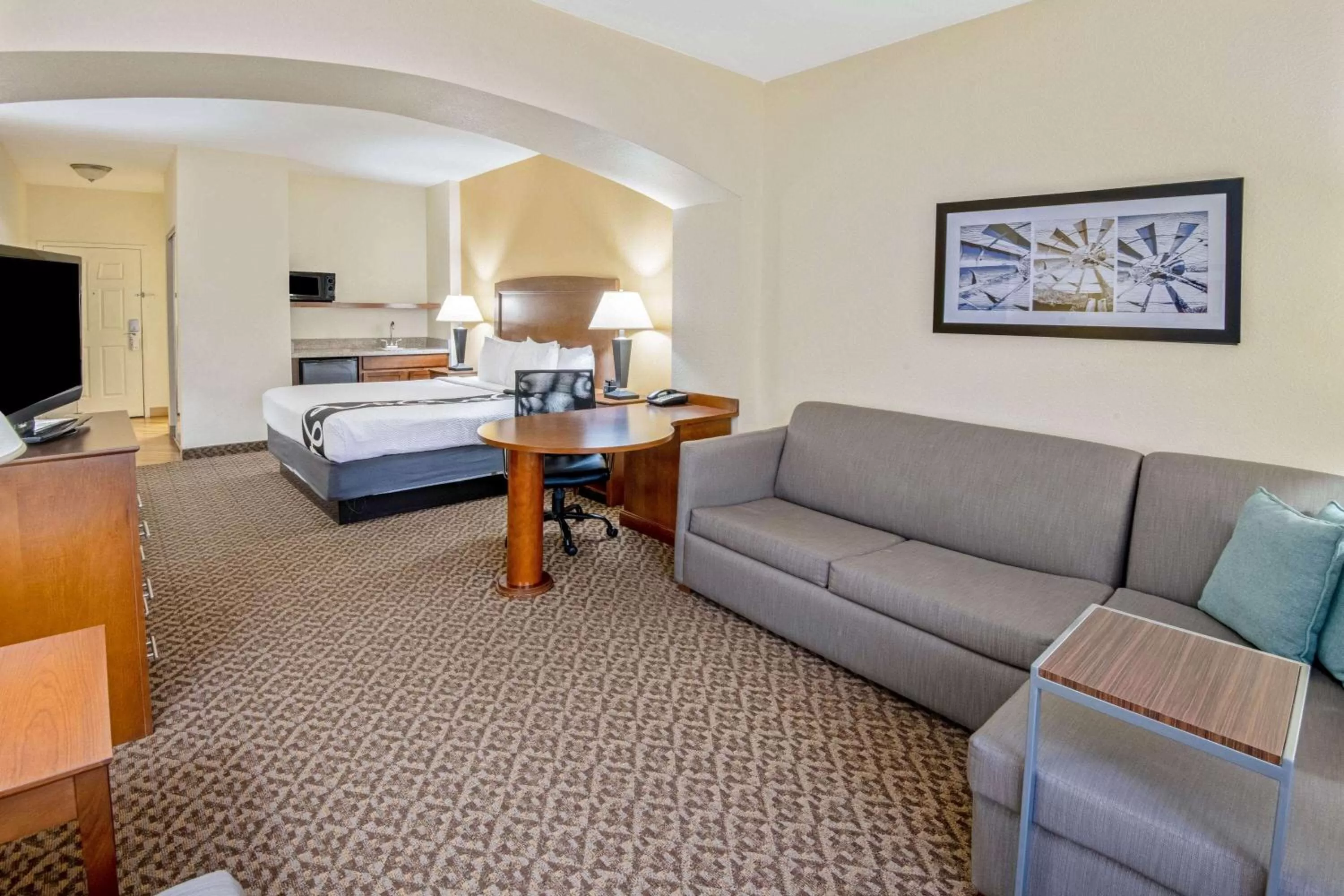 Photo of the whole room, Bed in La Quinta by Wyndham Lawton / Fort Sill