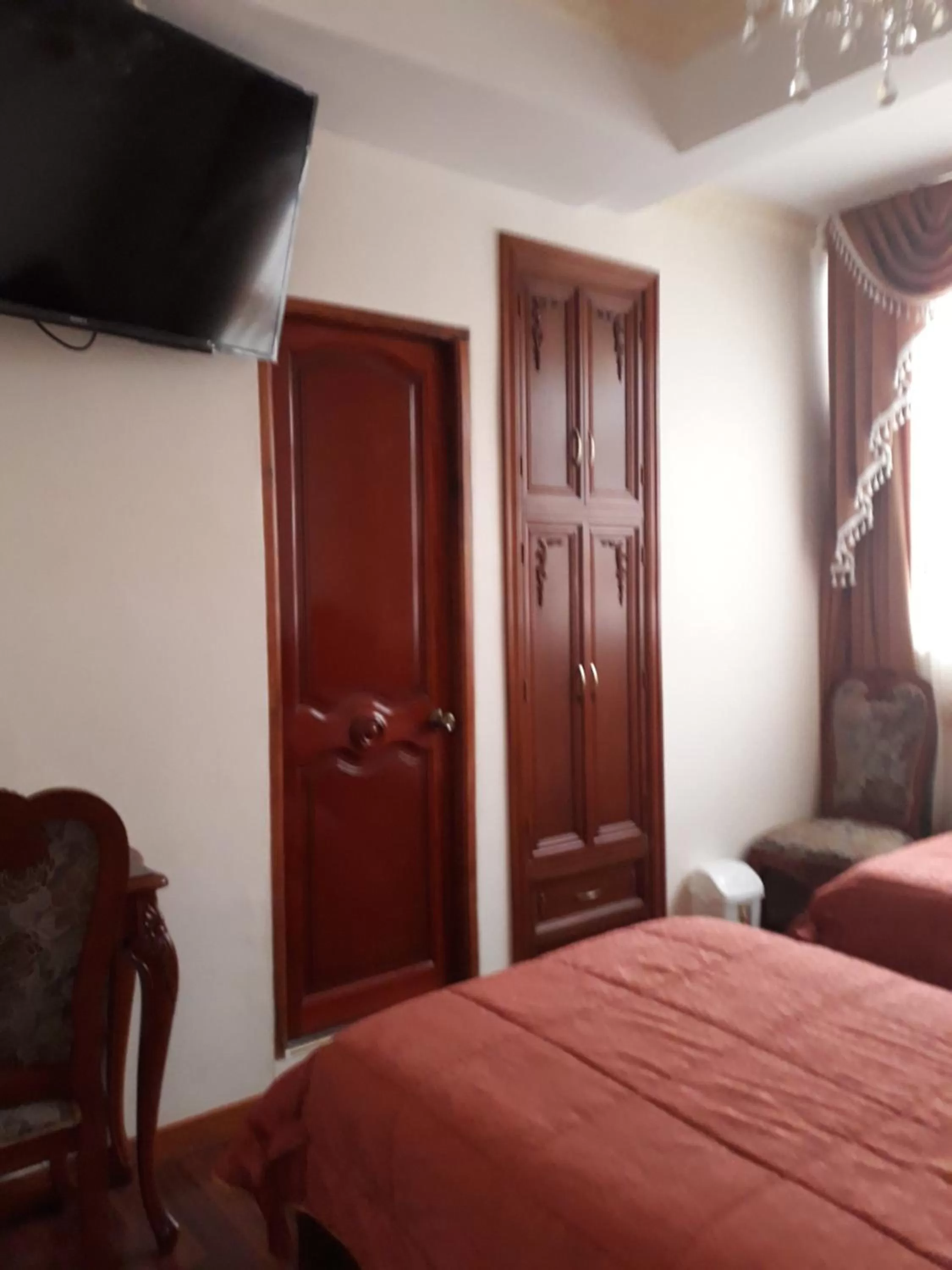 Bedroom, TV/Entertainment Center in Hostal Terrabella SRL