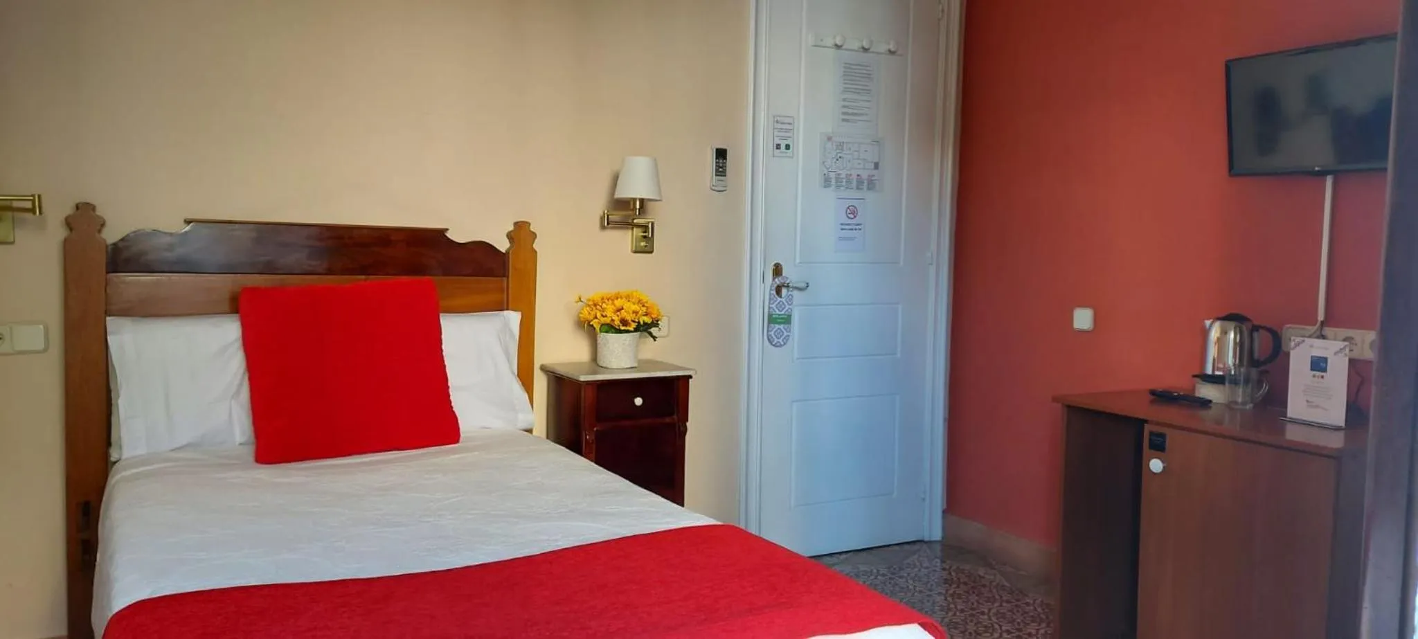 Photo of the whole room, Bed in Hotel Noucentista