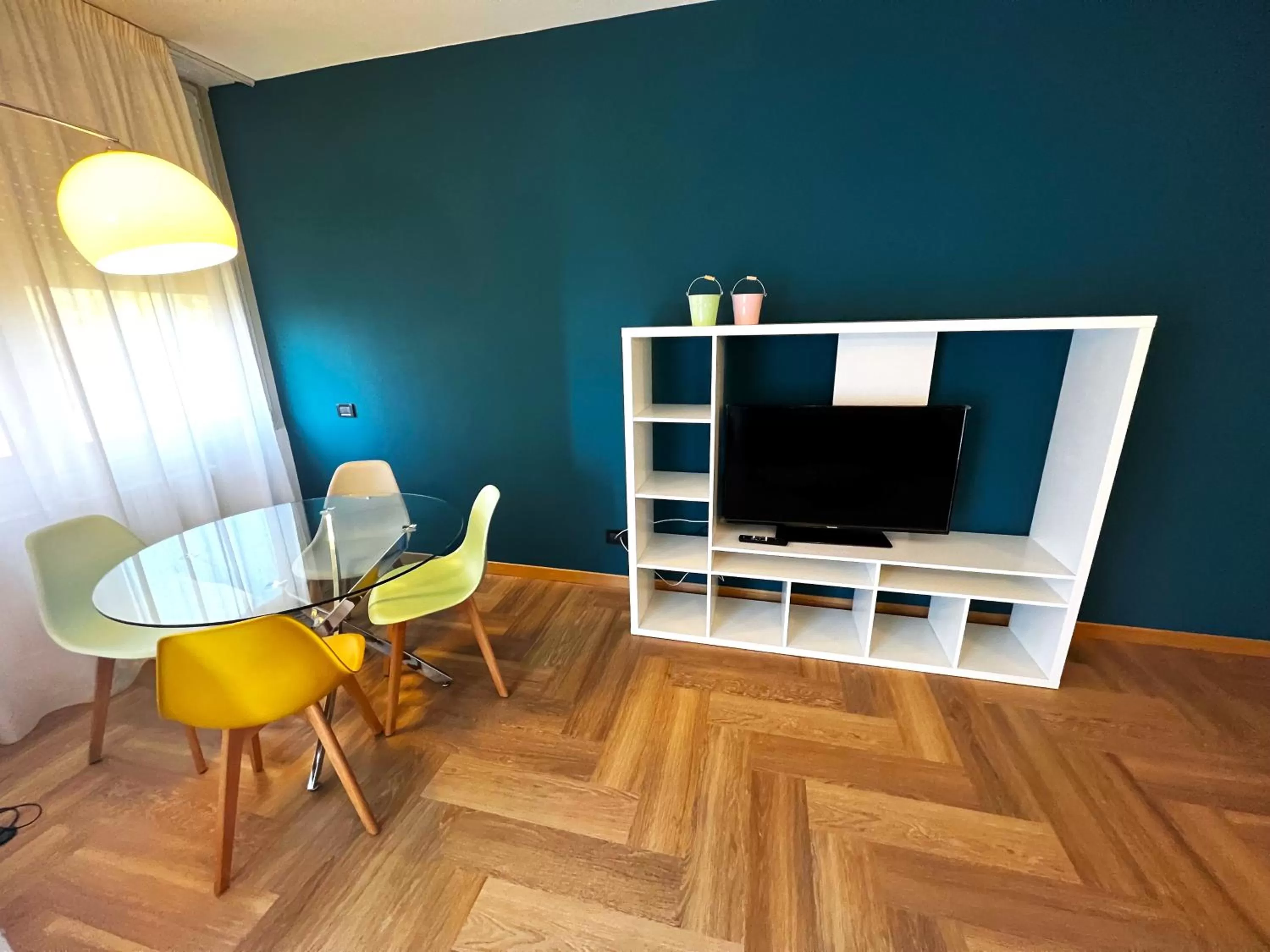 Dining area in Front Lake Apartment Bardolino