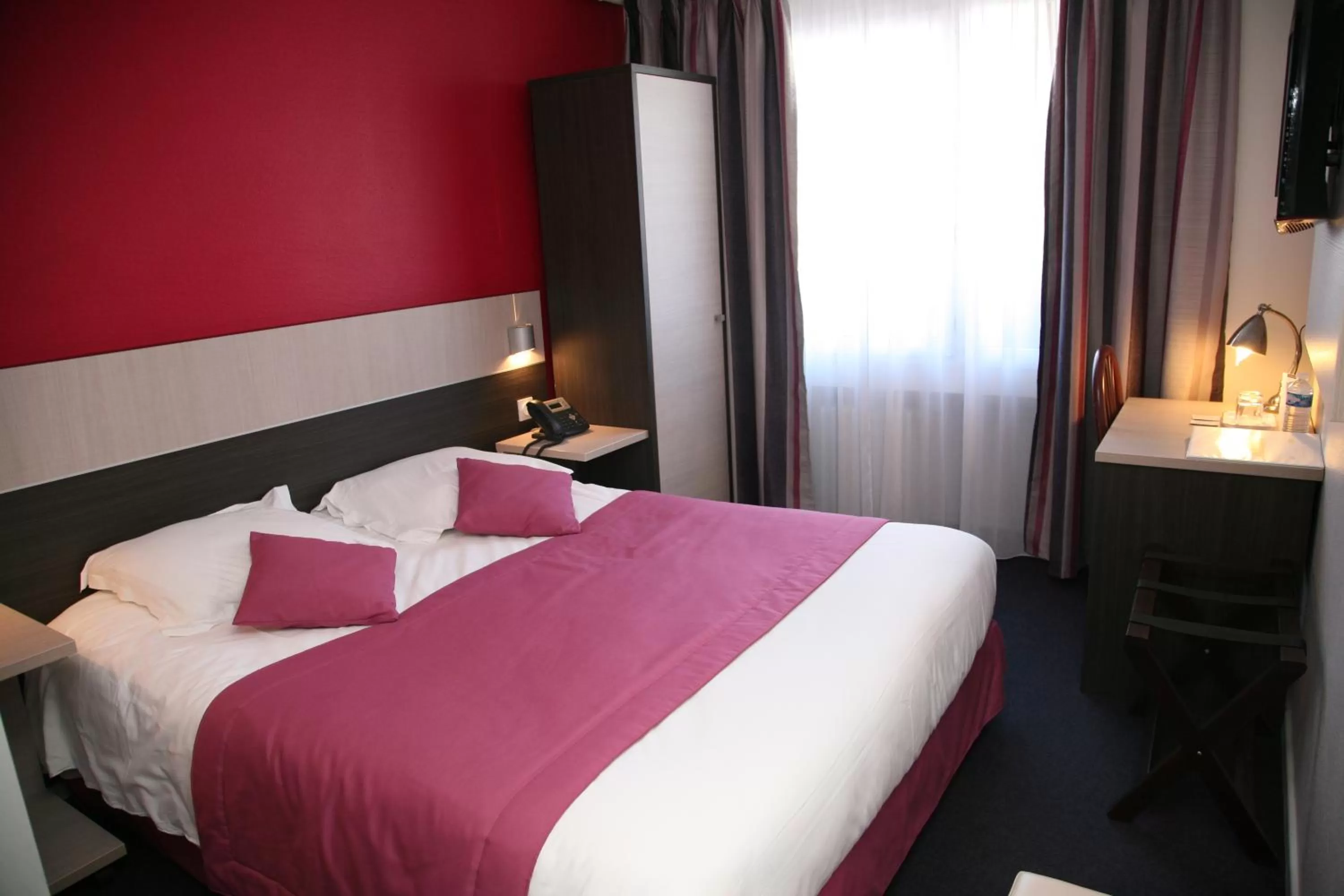 Bed in Logis Hôtel- Restaurant La Renaissance