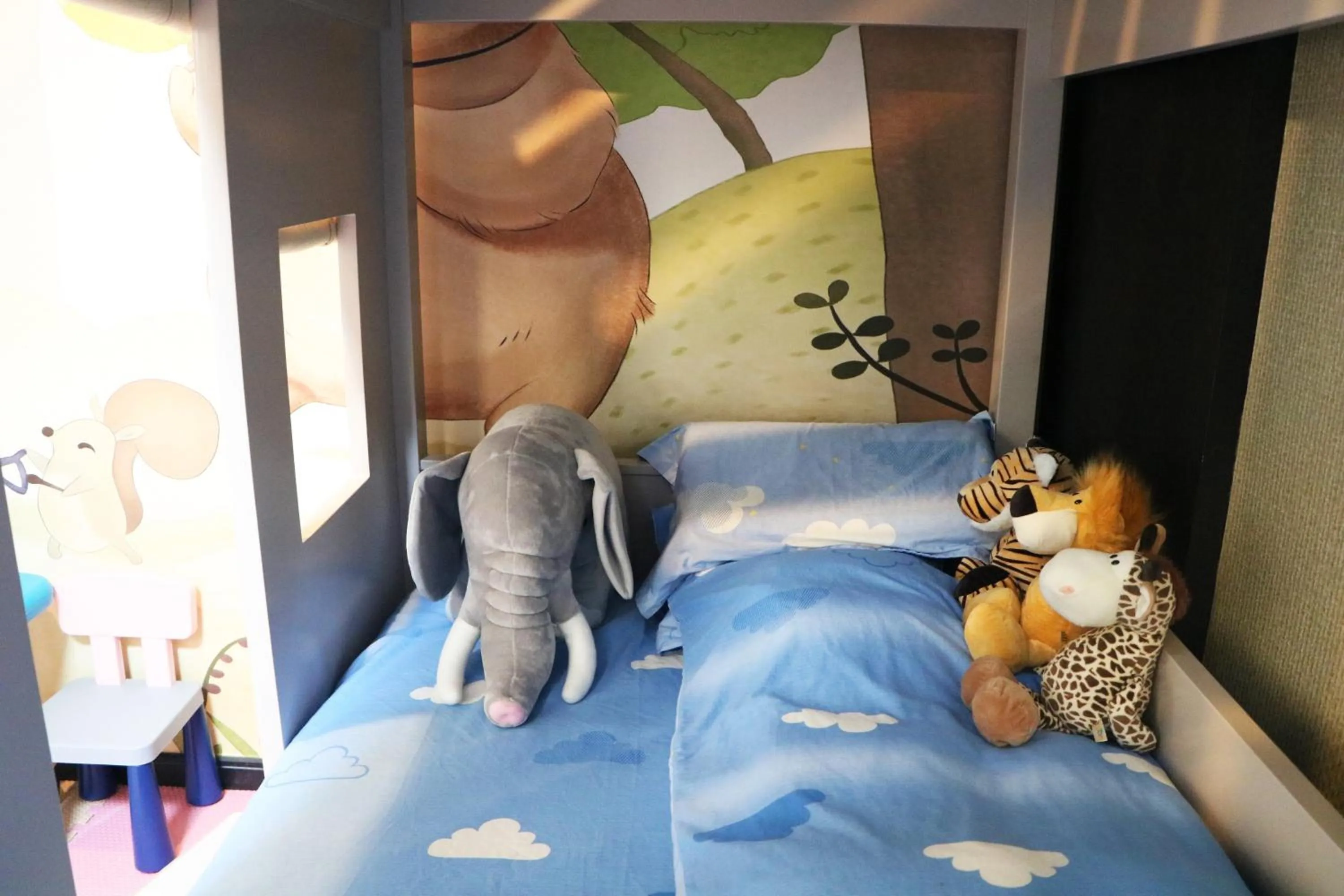 Photo of the whole room, Bed in Crowne Plaza Shanghai Xiayang Lake by IHG