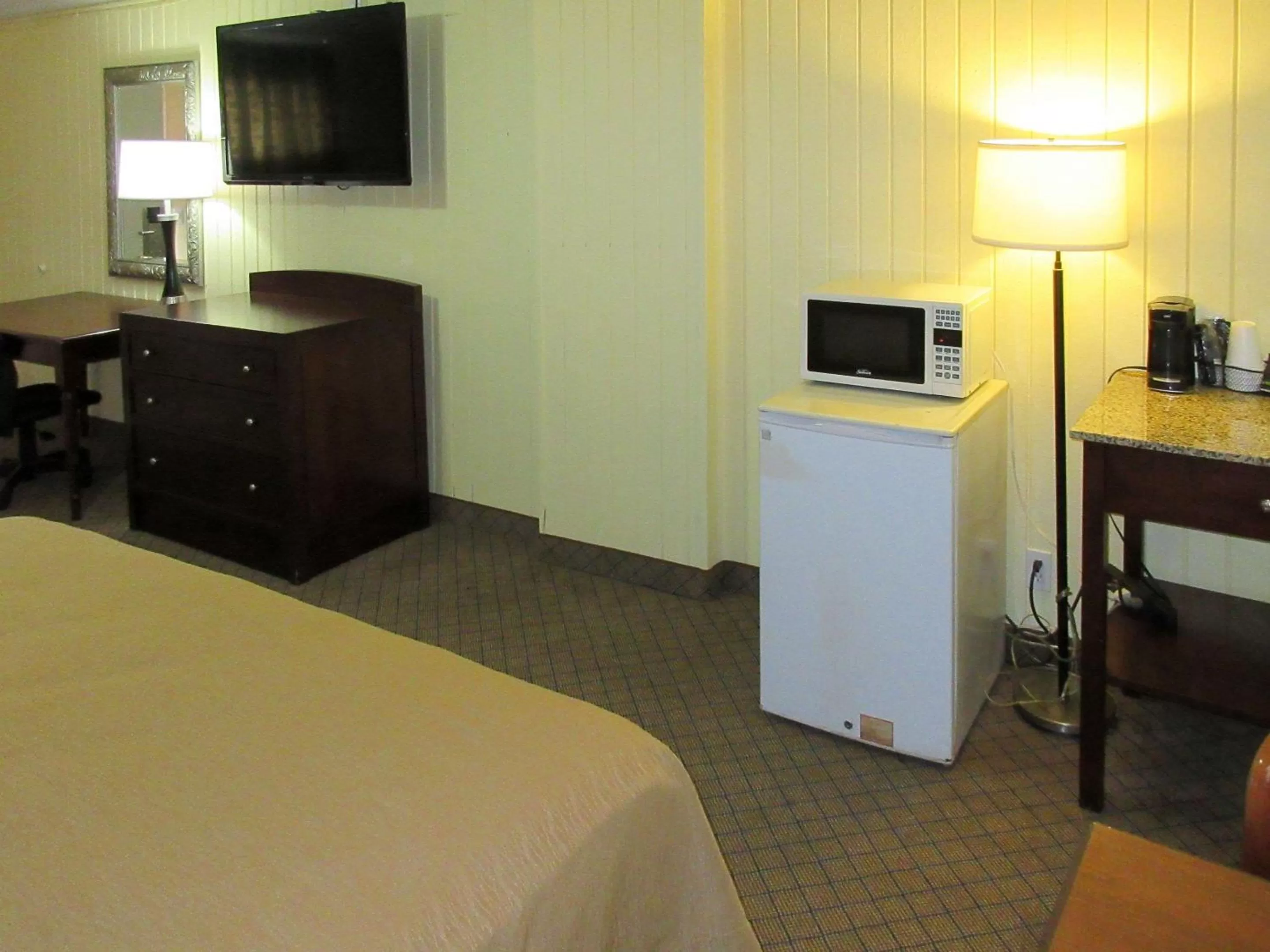 Photo of the whole room in Rodeway Inn Kansas City Downtown Area