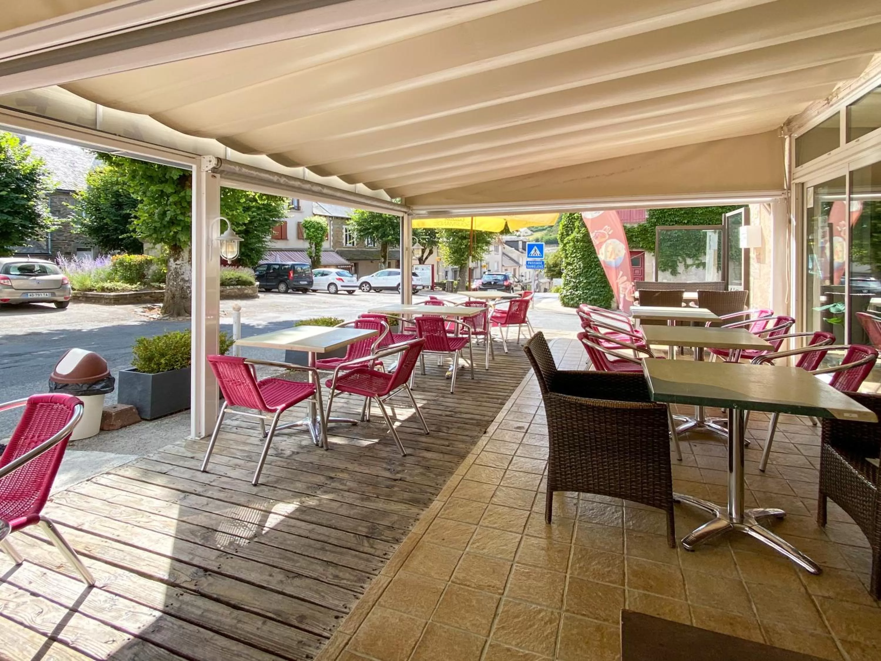 Restaurant/places to eat in Hôtel Les Tilleuls de Pareloup à Salles-Curan