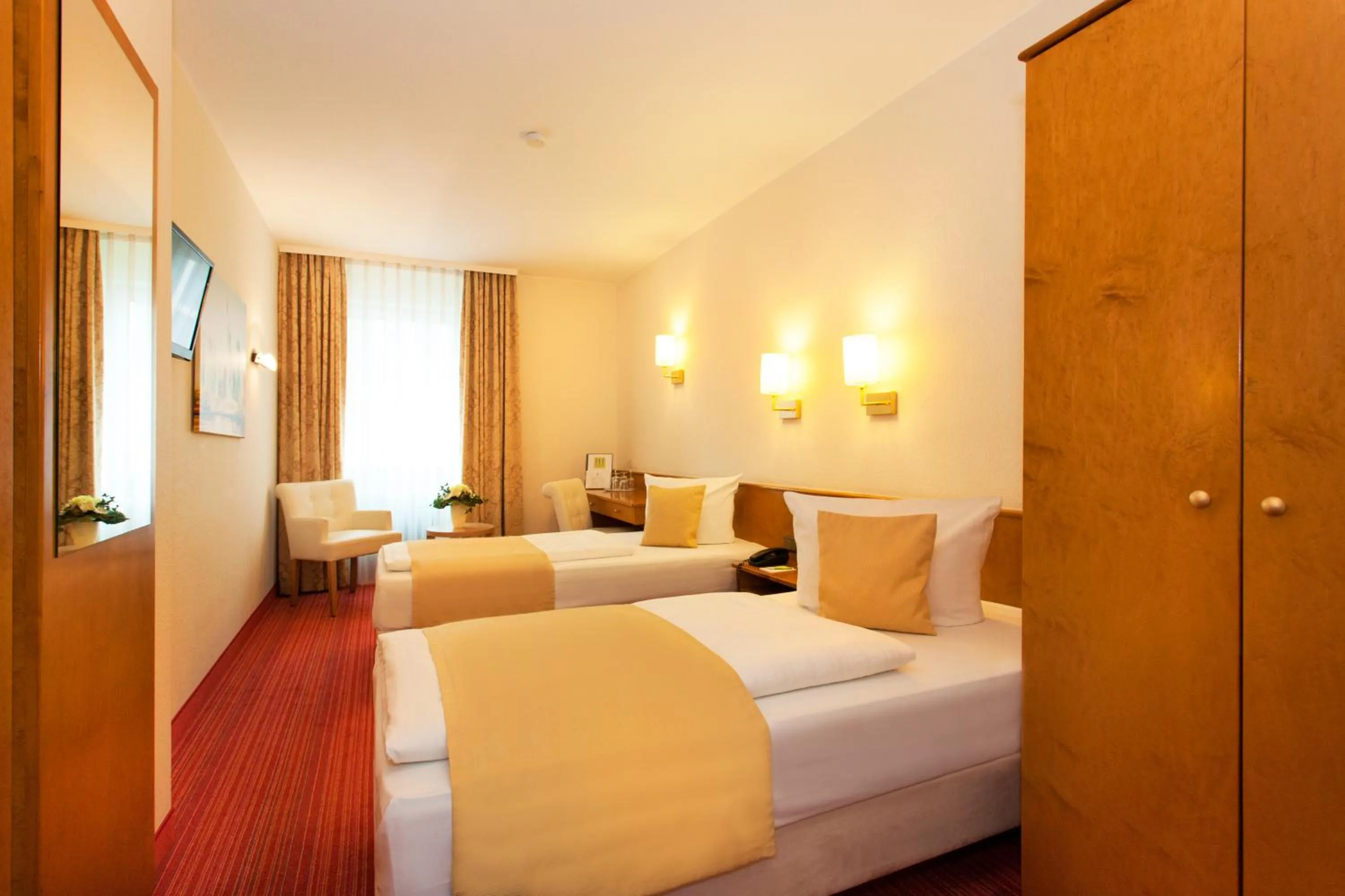 Photo of the whole room, Bed in The Domicil Hotel Frankfurt City