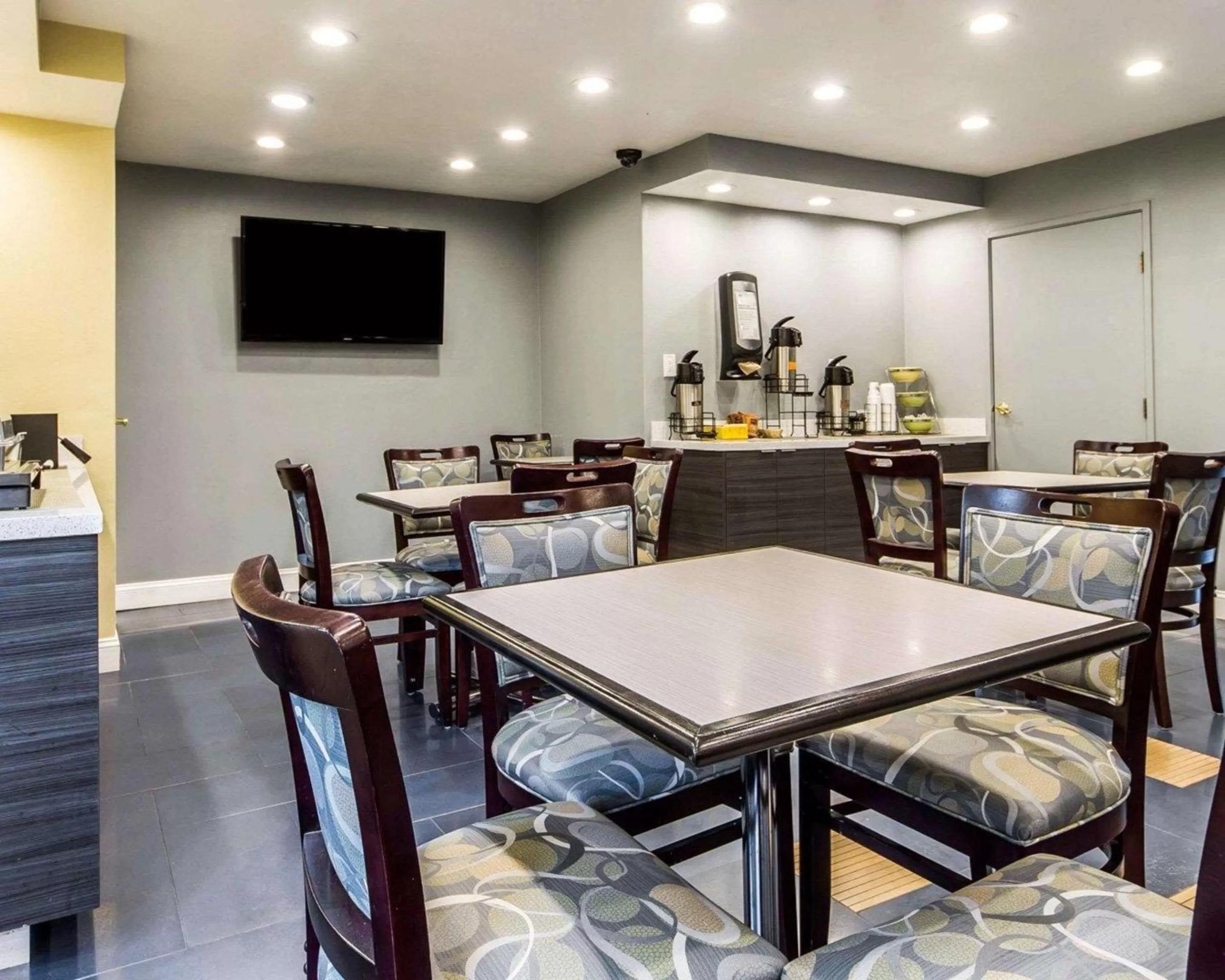 Restaurant/Places to Eat in Quality Inn Martinez