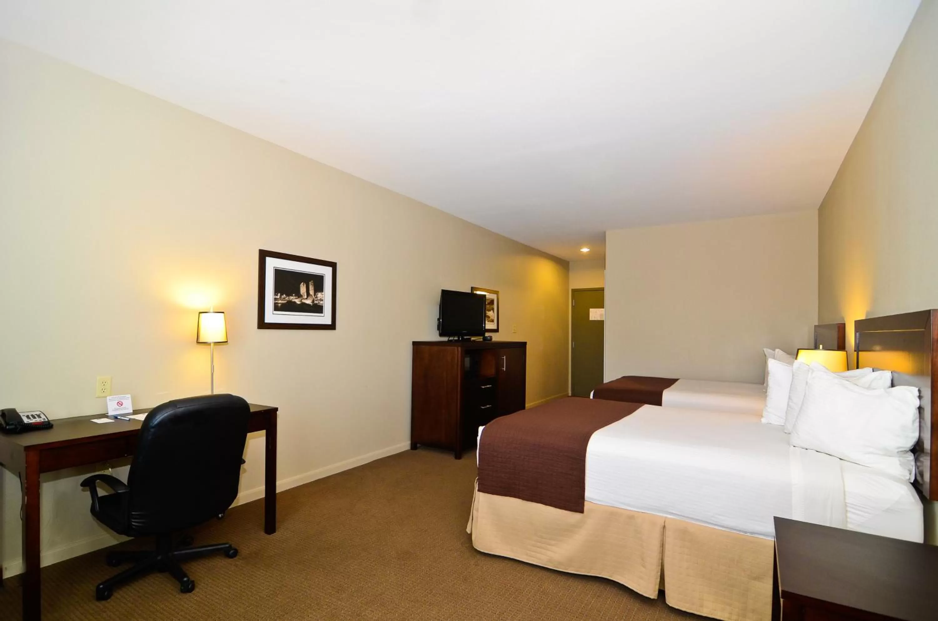 Photo of the whole room, Bed in Baymont by Wyndham Columbus