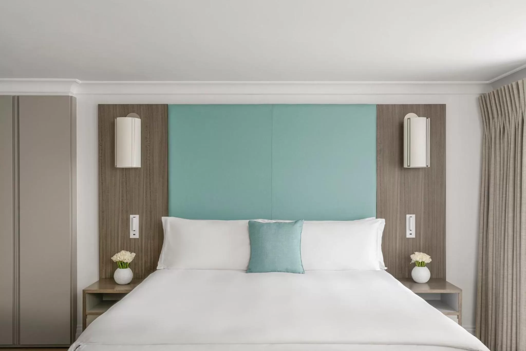 Photo of the whole room, Bed in COMO Metropolitan London