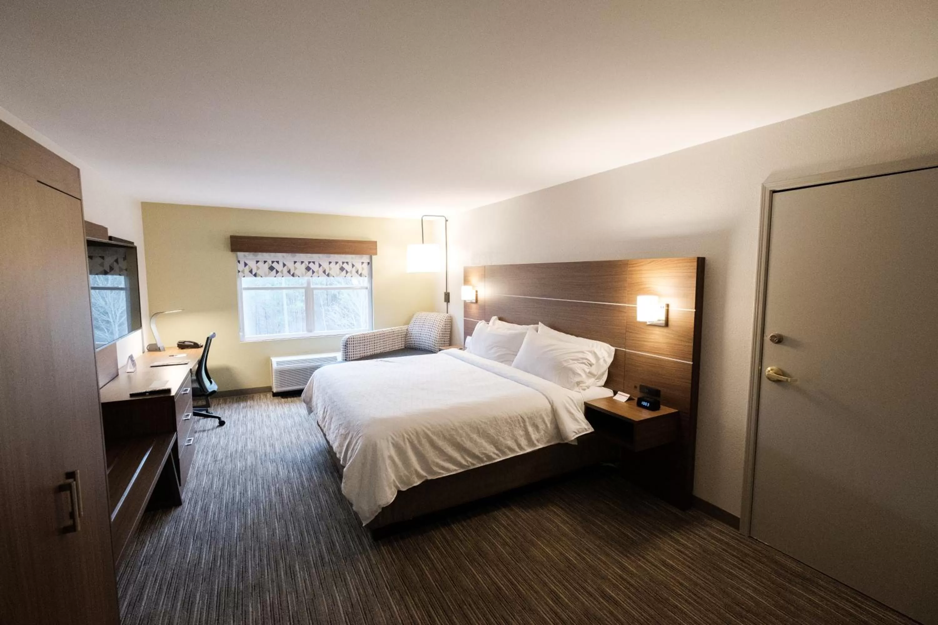 Bed in Holiday Inn Express Atlanta - Northeast I-85 - Clairmont Road by IHG