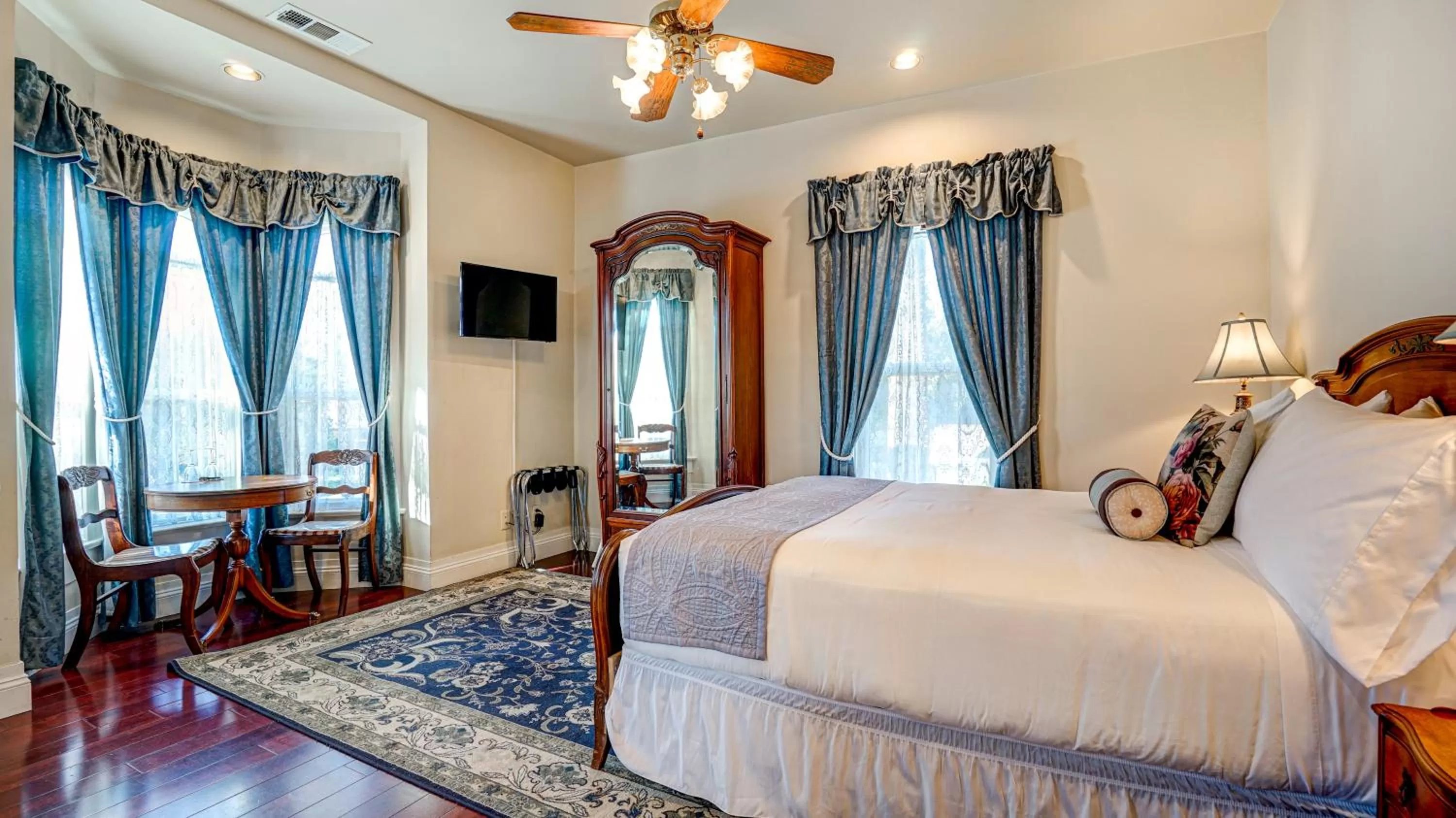 Bedroom in The River Belle Inn