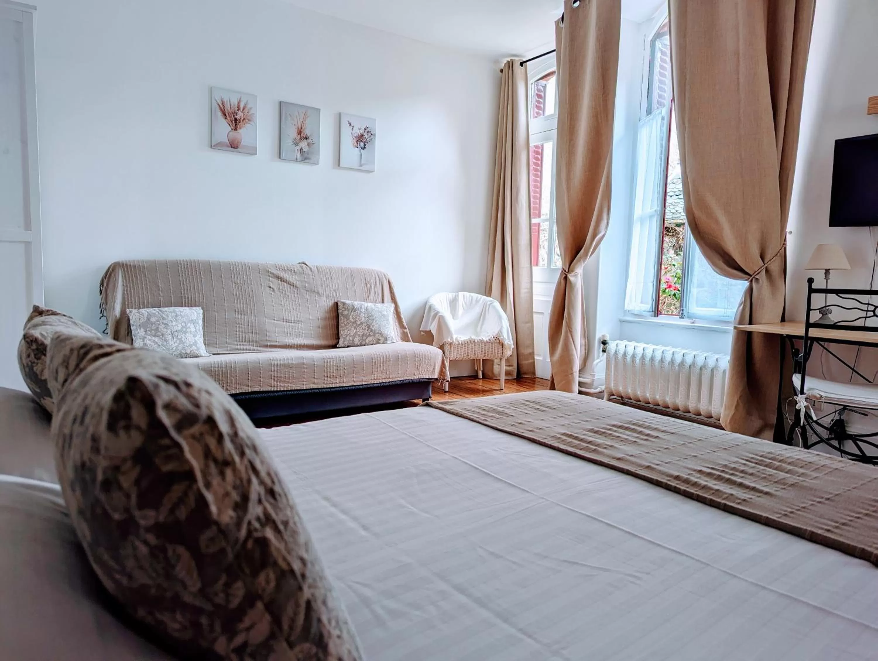 Garden, Bed in Logis Hotel La Tourelle du Beffroi