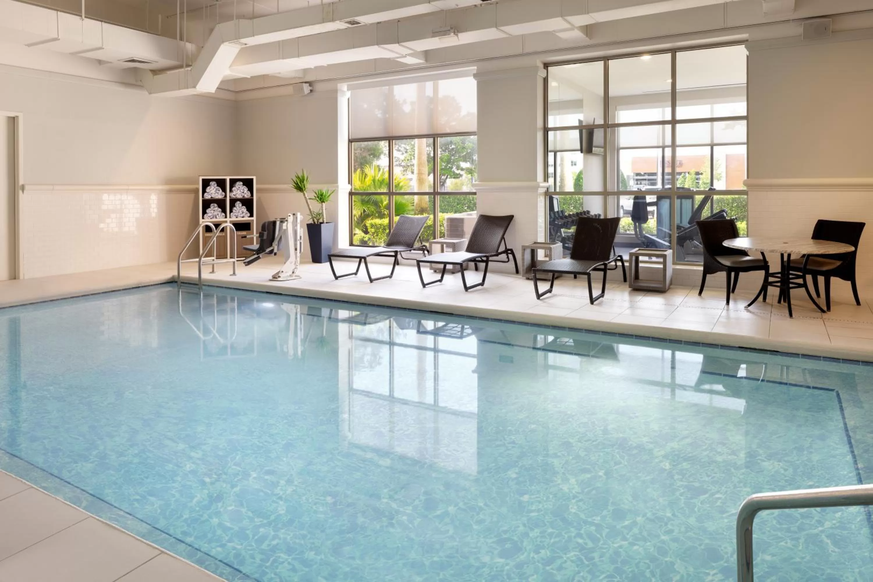 Swimming pool in Sheraton Jacksonville Hotel