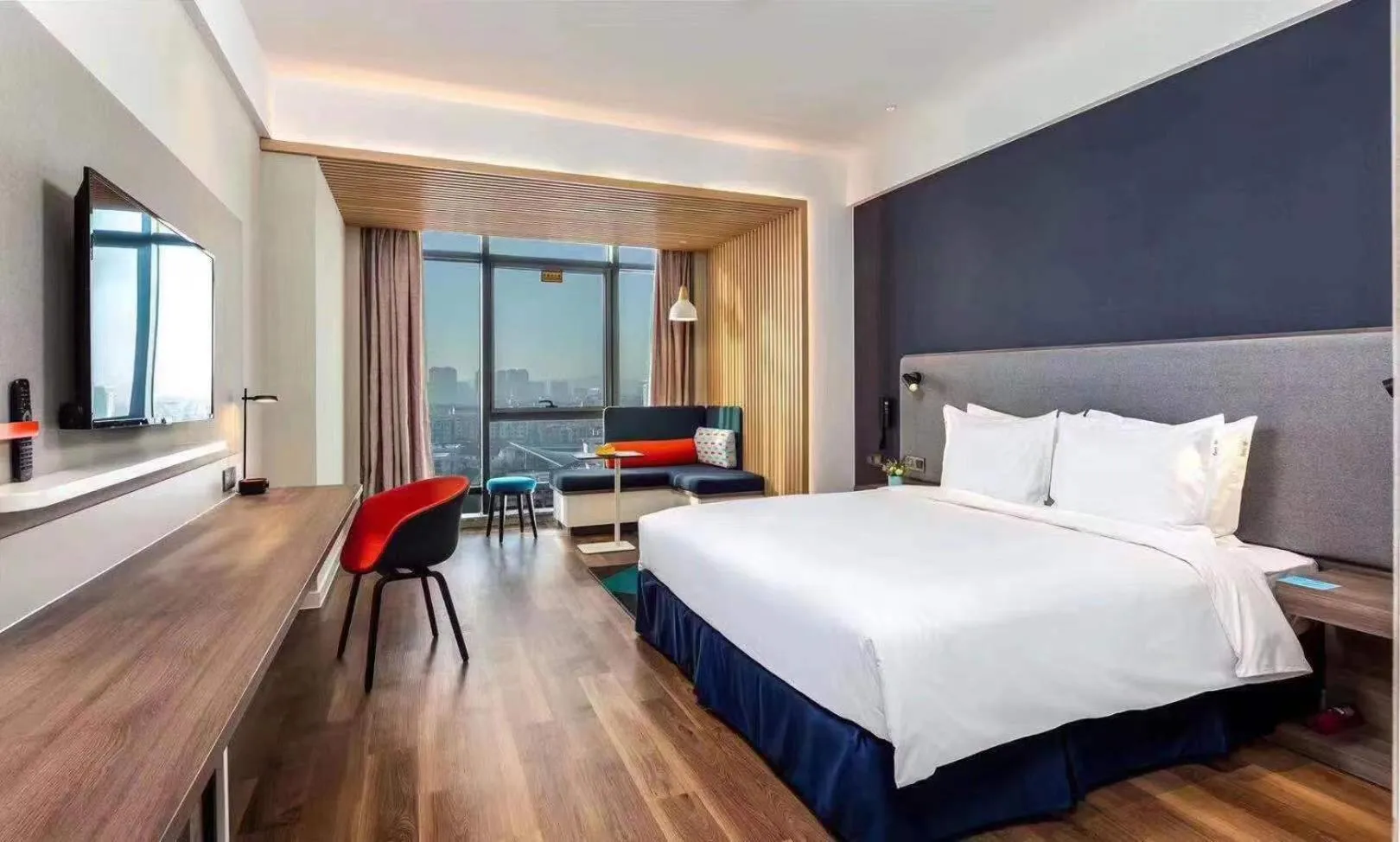 Photo of the whole room, Bed in Holiday Inn Express - Wuhan Optical Valley by IHG