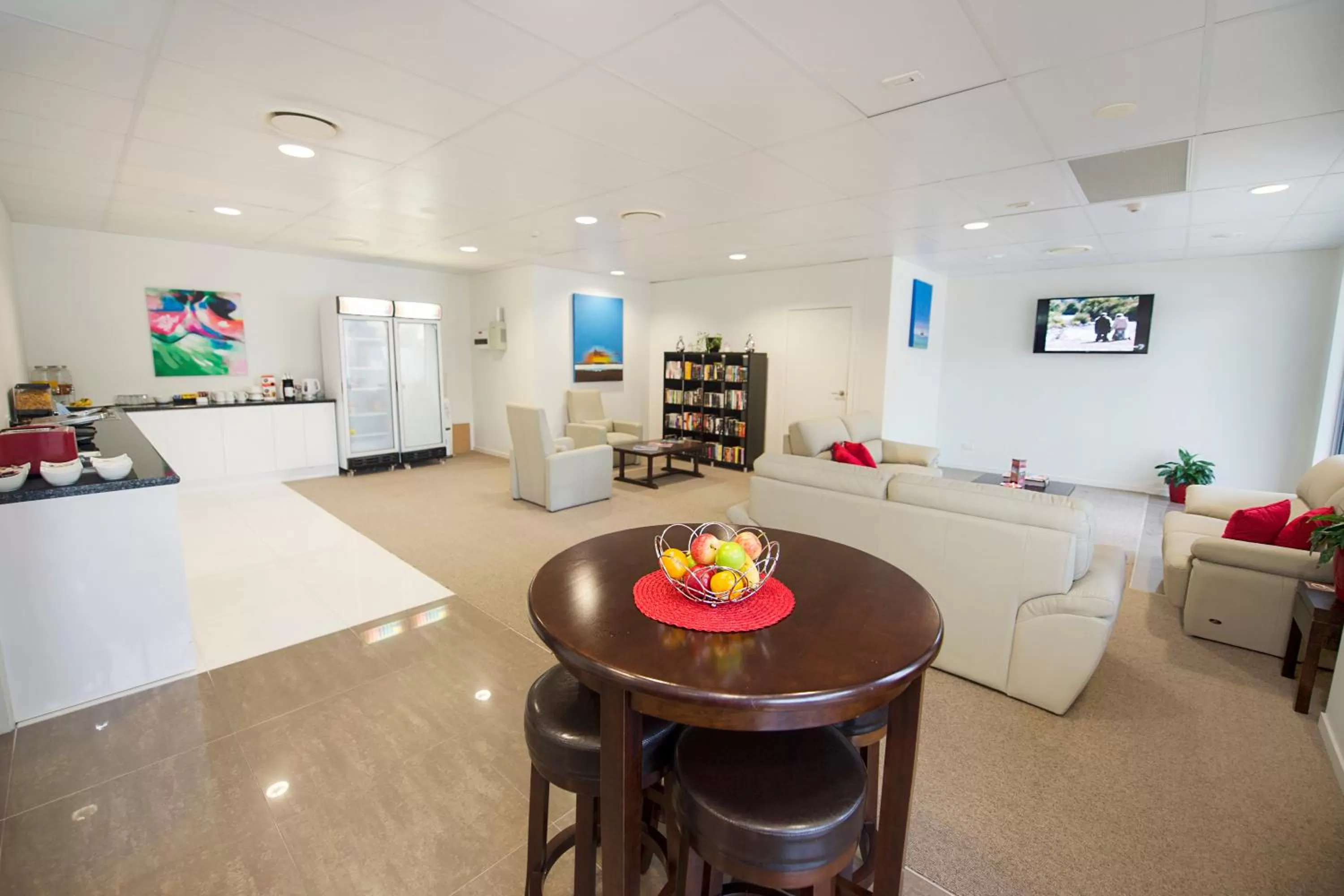 Communal lounge/ TV room in Gladstone City Central Apartment Hotel Official