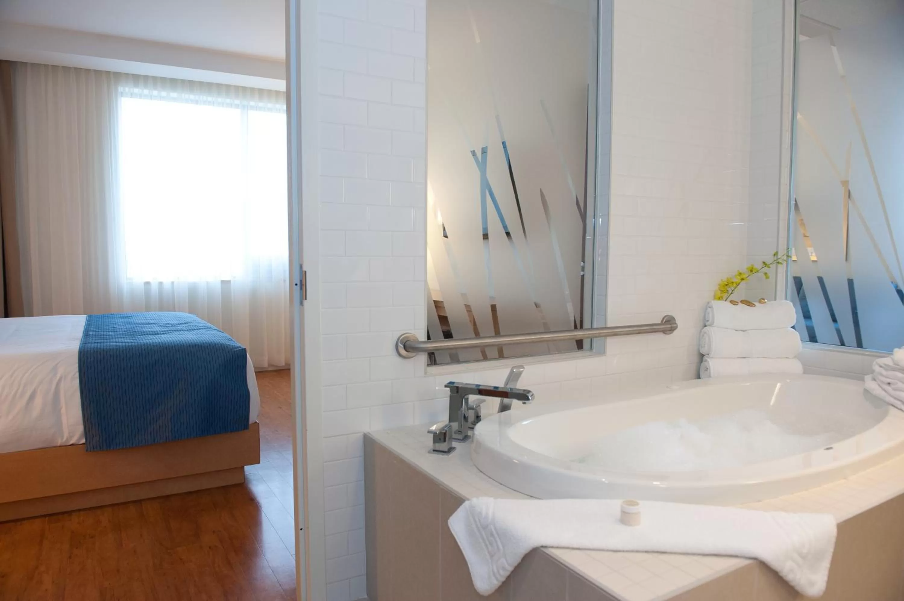 Spa and wellness centre/facilities, Bed in The Holman Grand Hotel