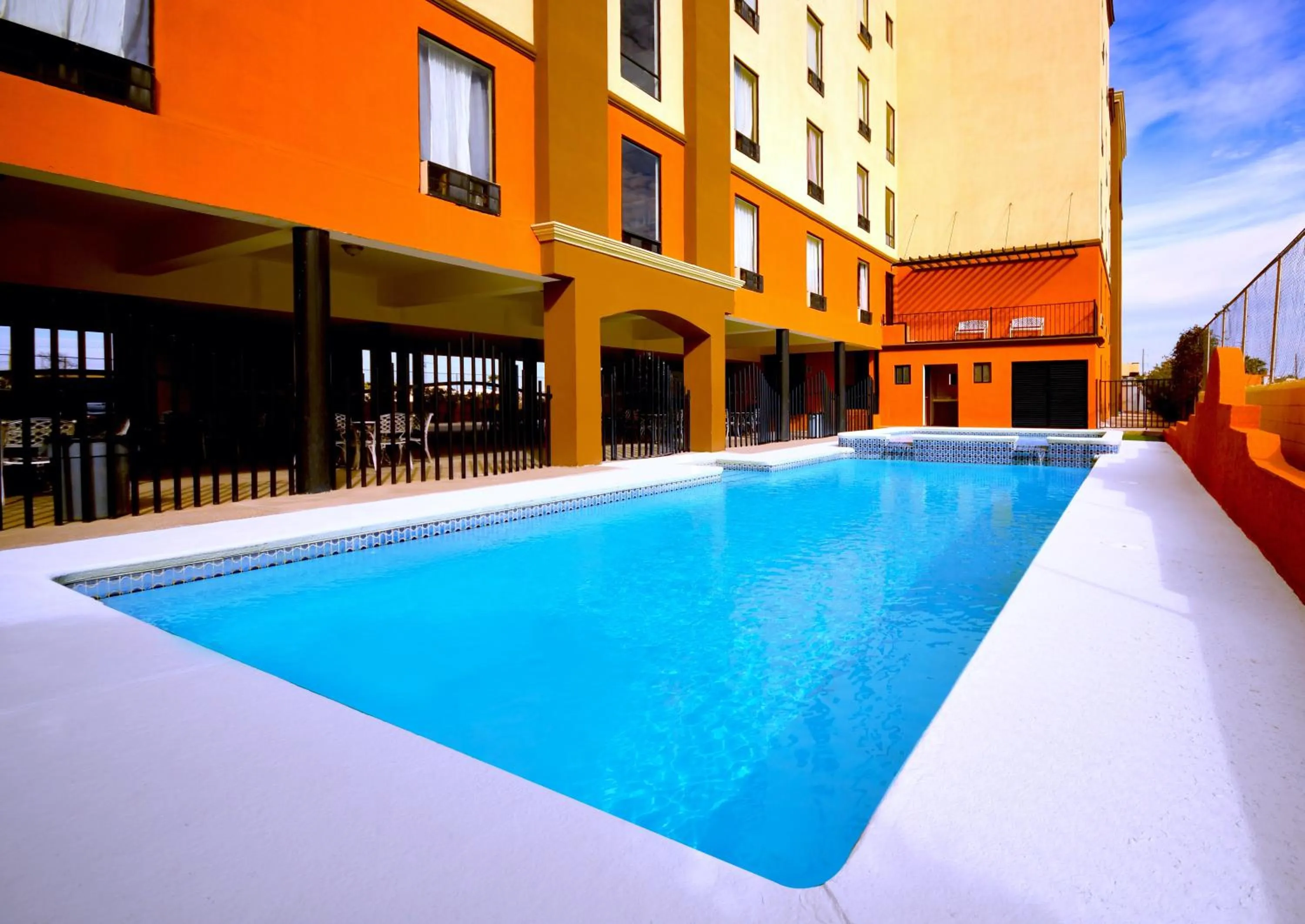 Swimming pool in Hotel Consulado Inn