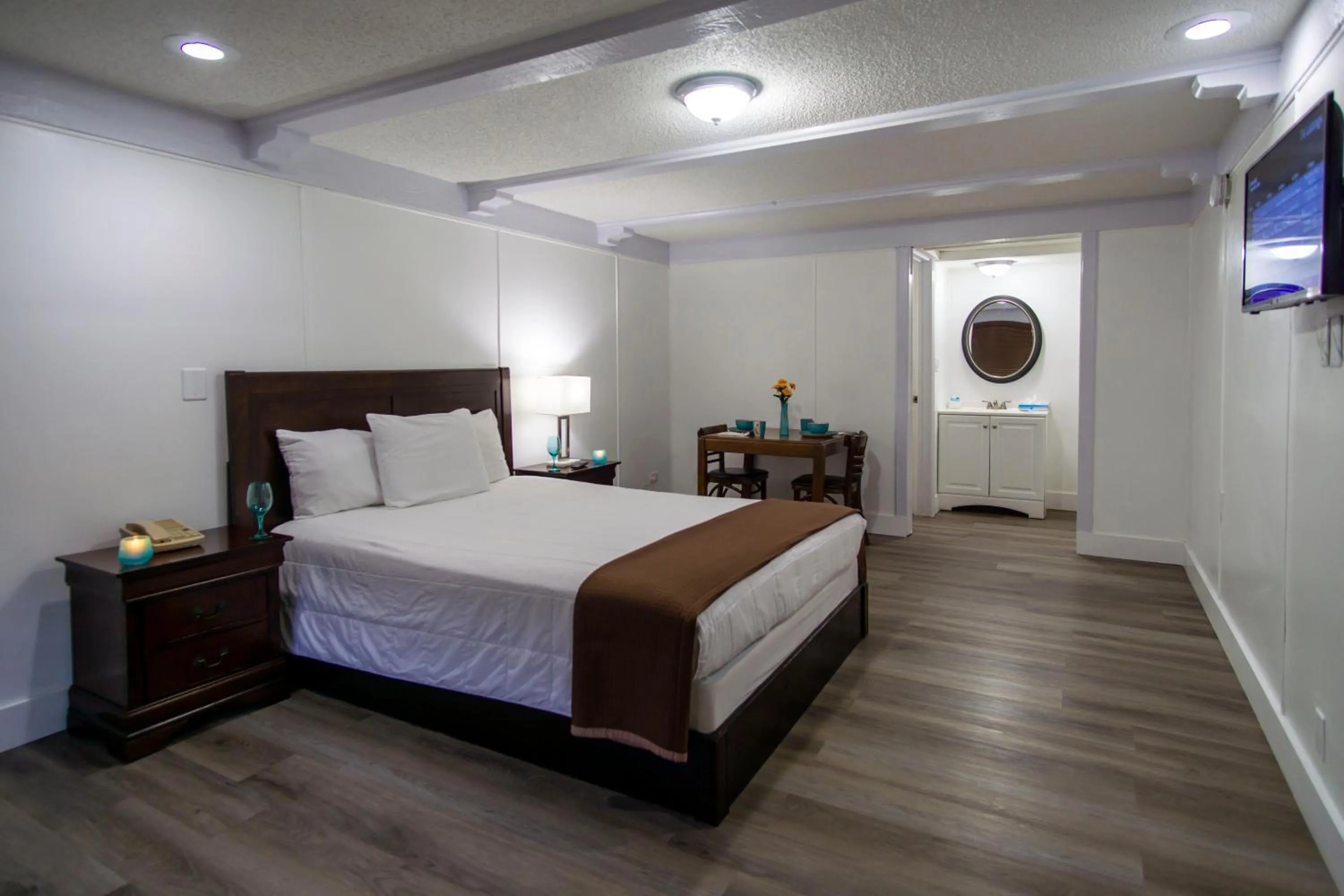 Bed in Spinnaker Inn of Naples