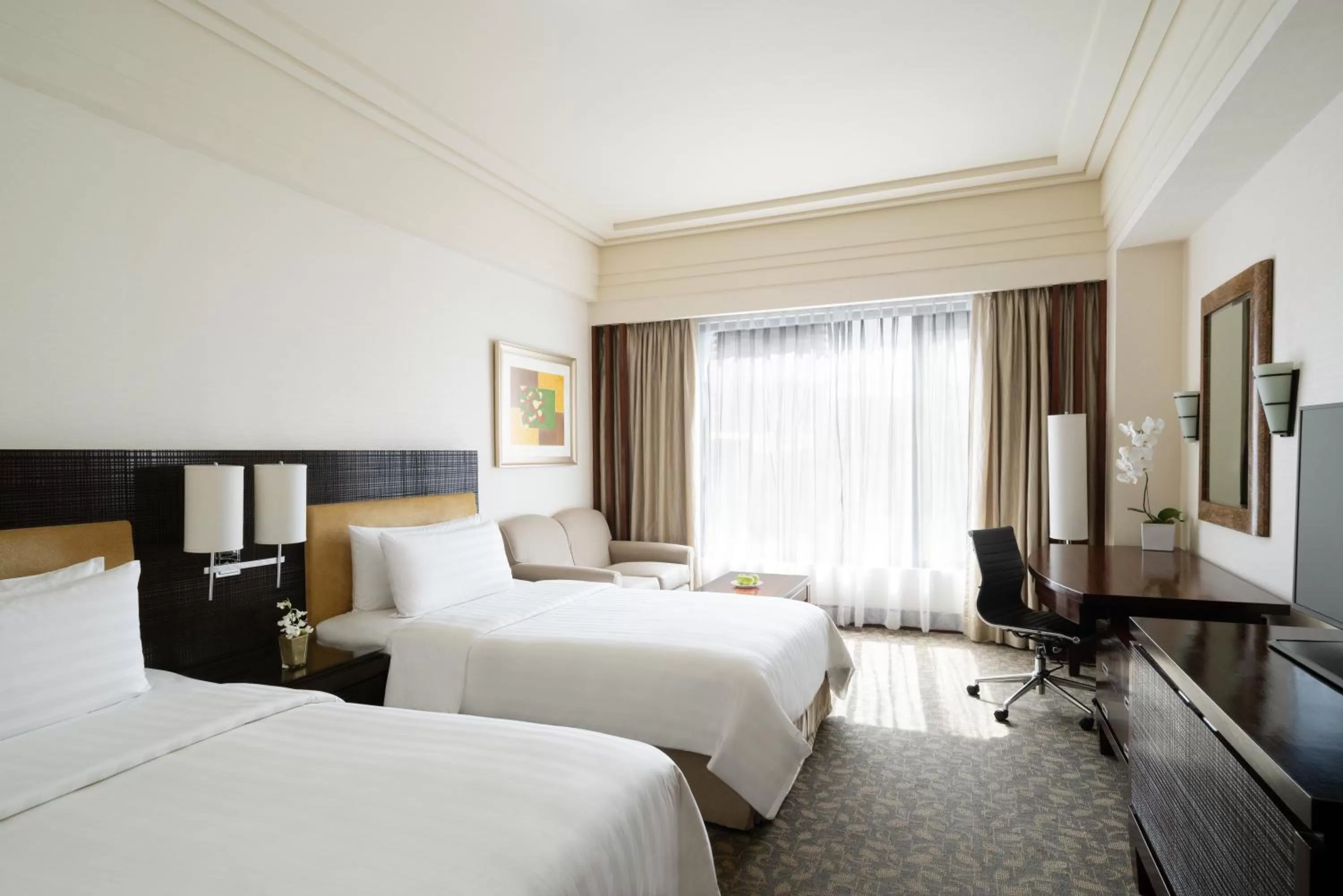 Photo of the whole room, Bed in Edsa Shangri-La, Manila