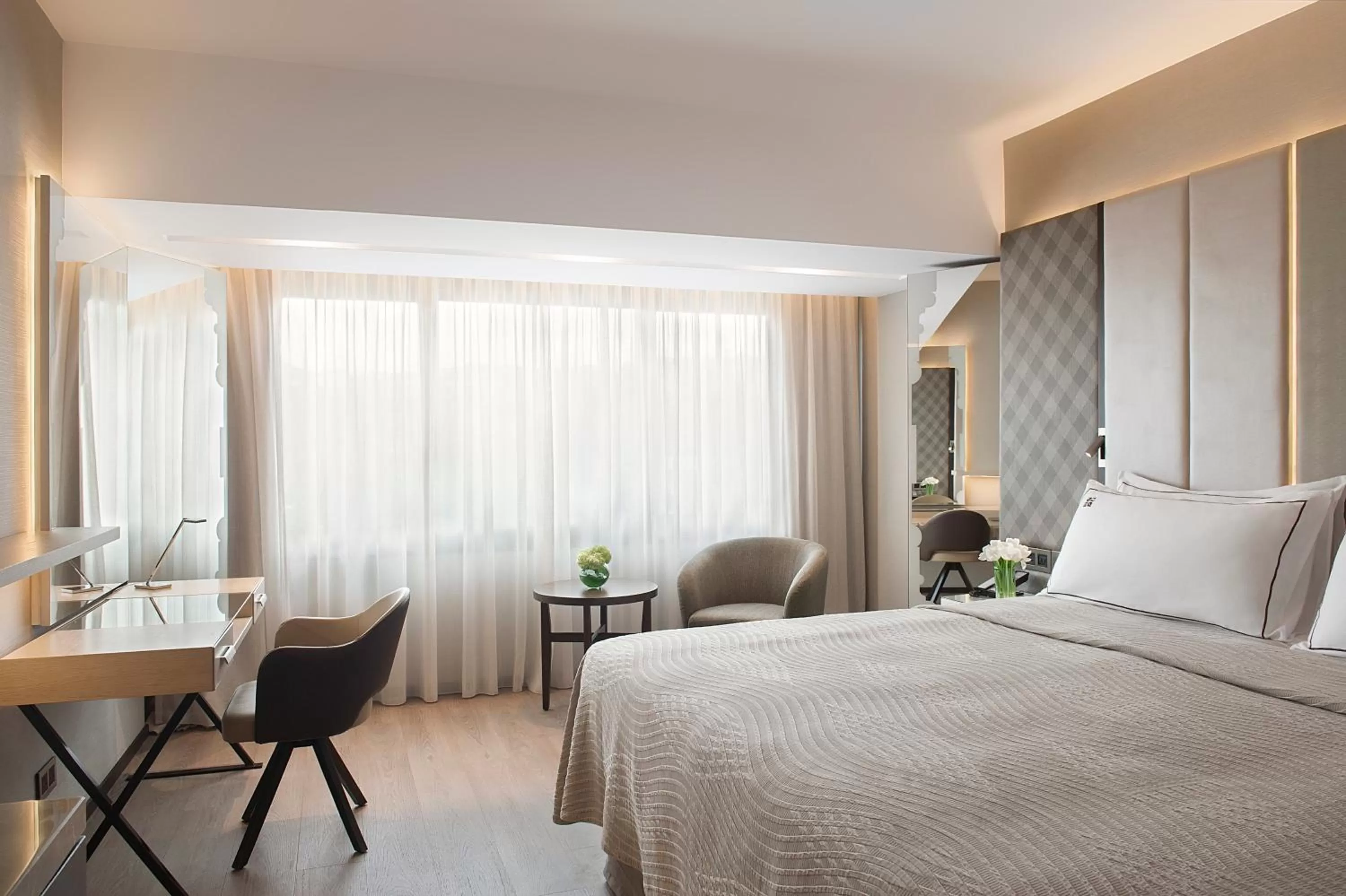 Bedroom, Bed in Four Seasons Hotel