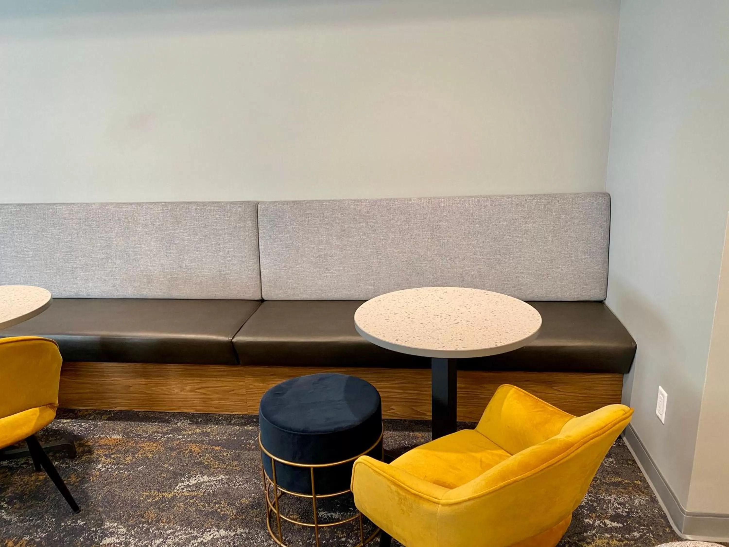 Lobby or reception in Howard Johnson by Wyndham Winnipeg West