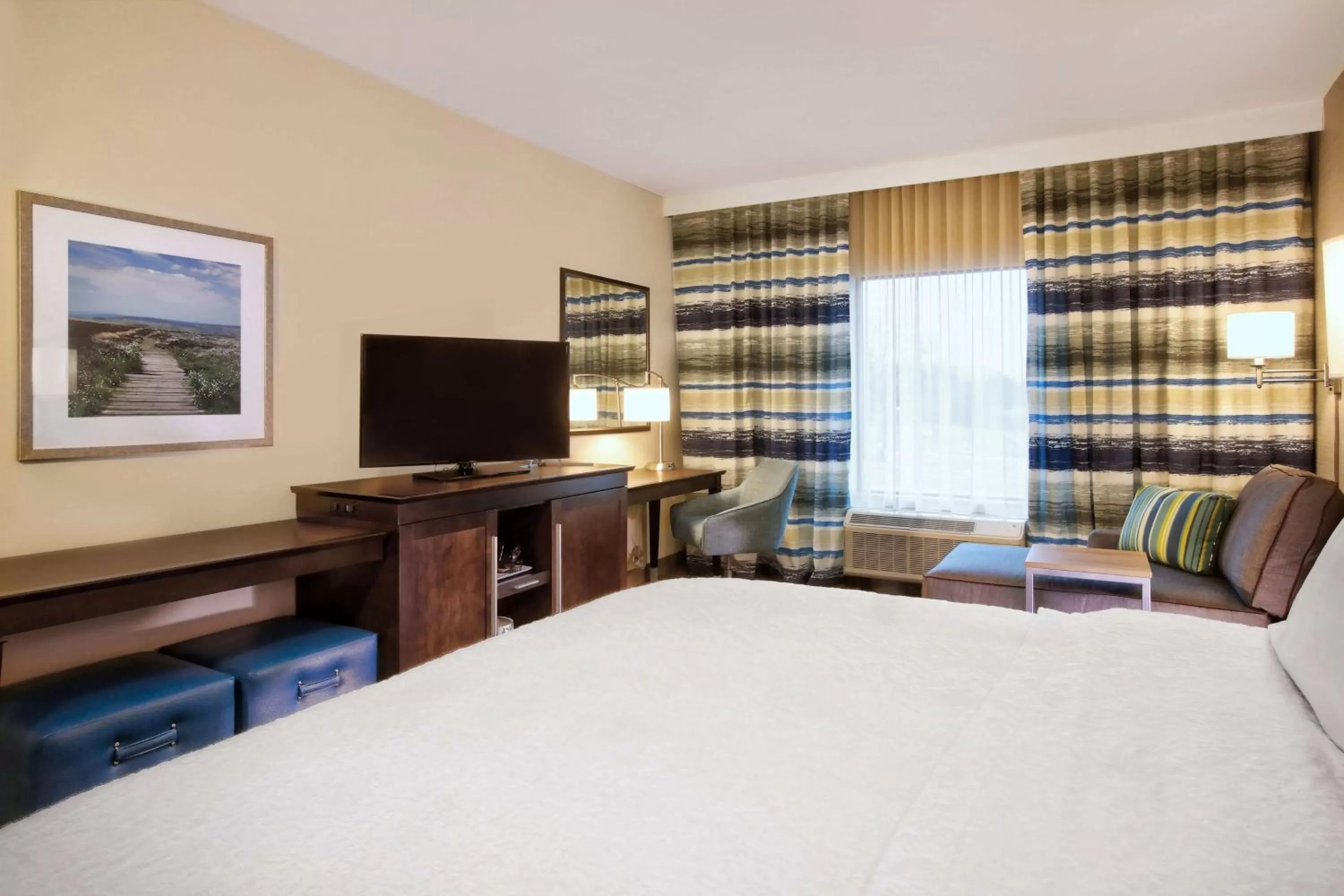 Bedroom, Bed in Hampton Inn & Suites By Hilton Baltimore/Aberdeen, Md
