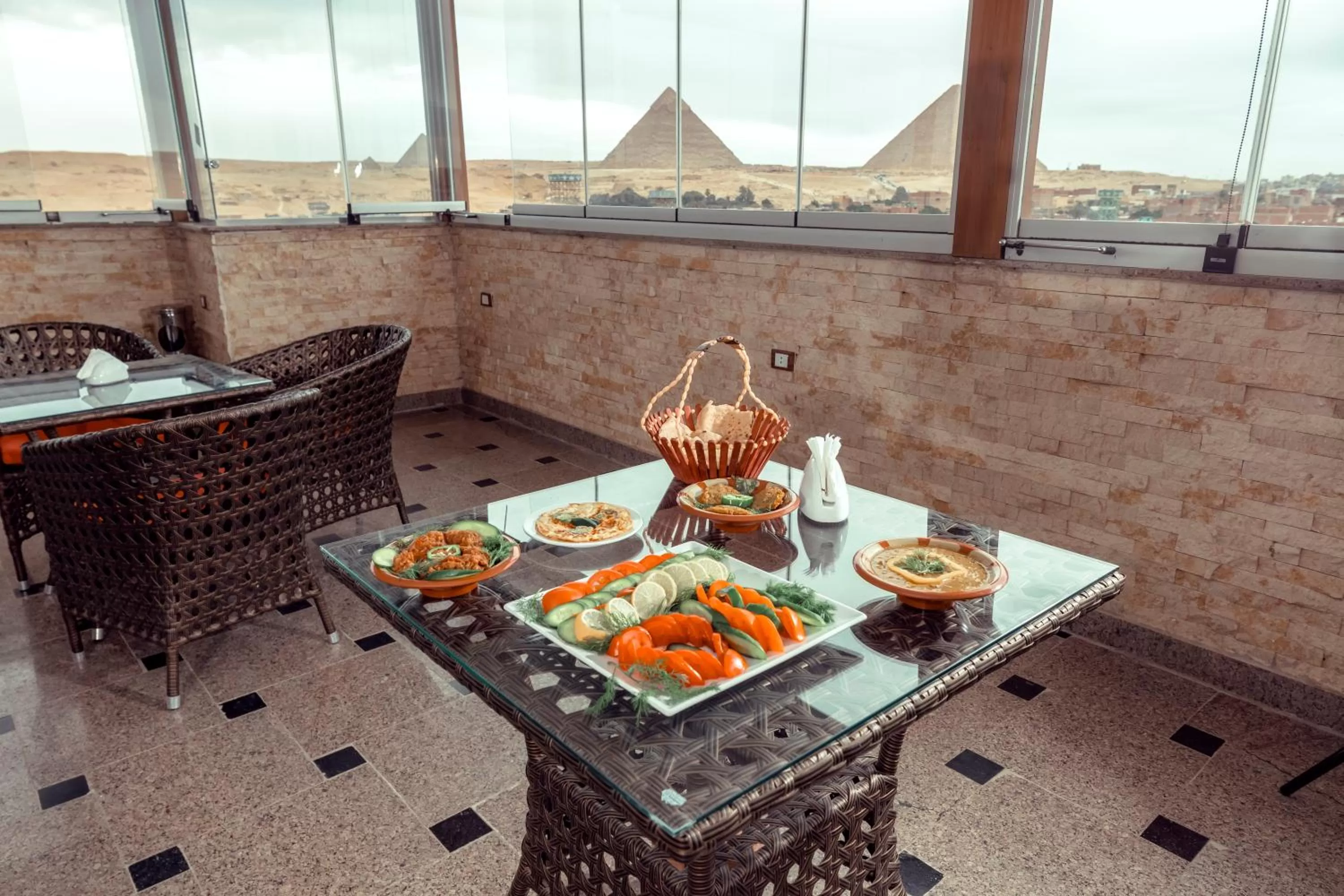 Restaurant/places to eat in Brothers Pyramids View Hotel