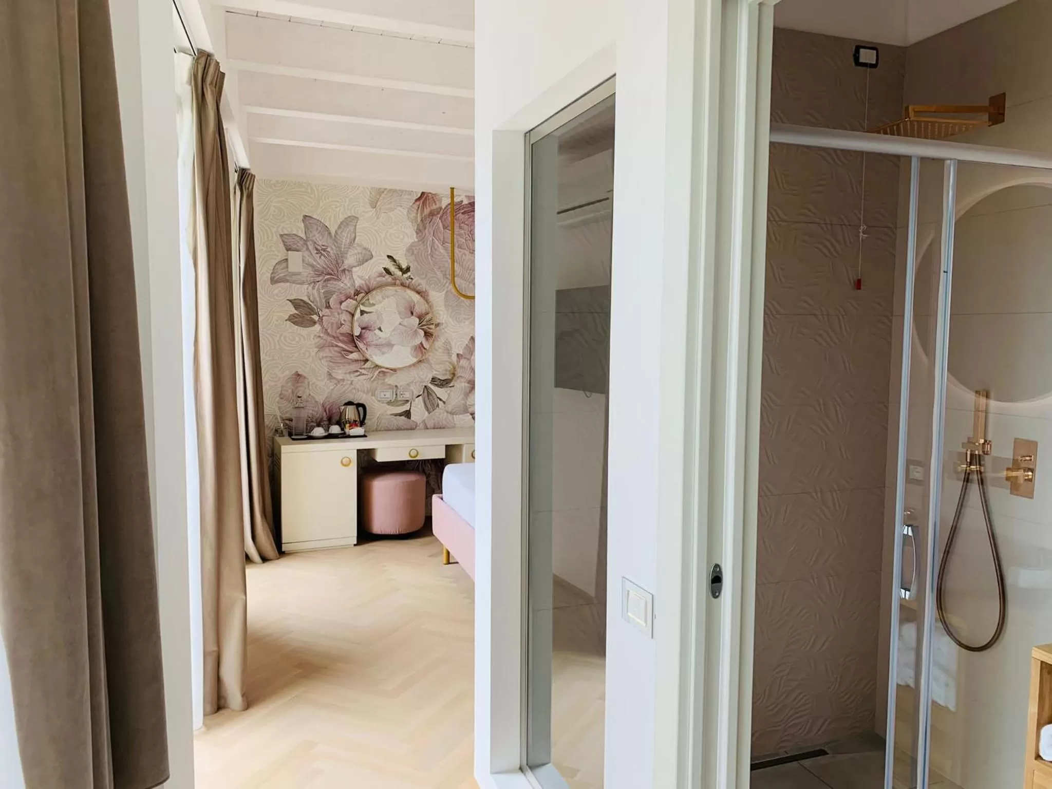 Bedroom, Bed in LUXURY SUITES ROCOPOM - Lake Front