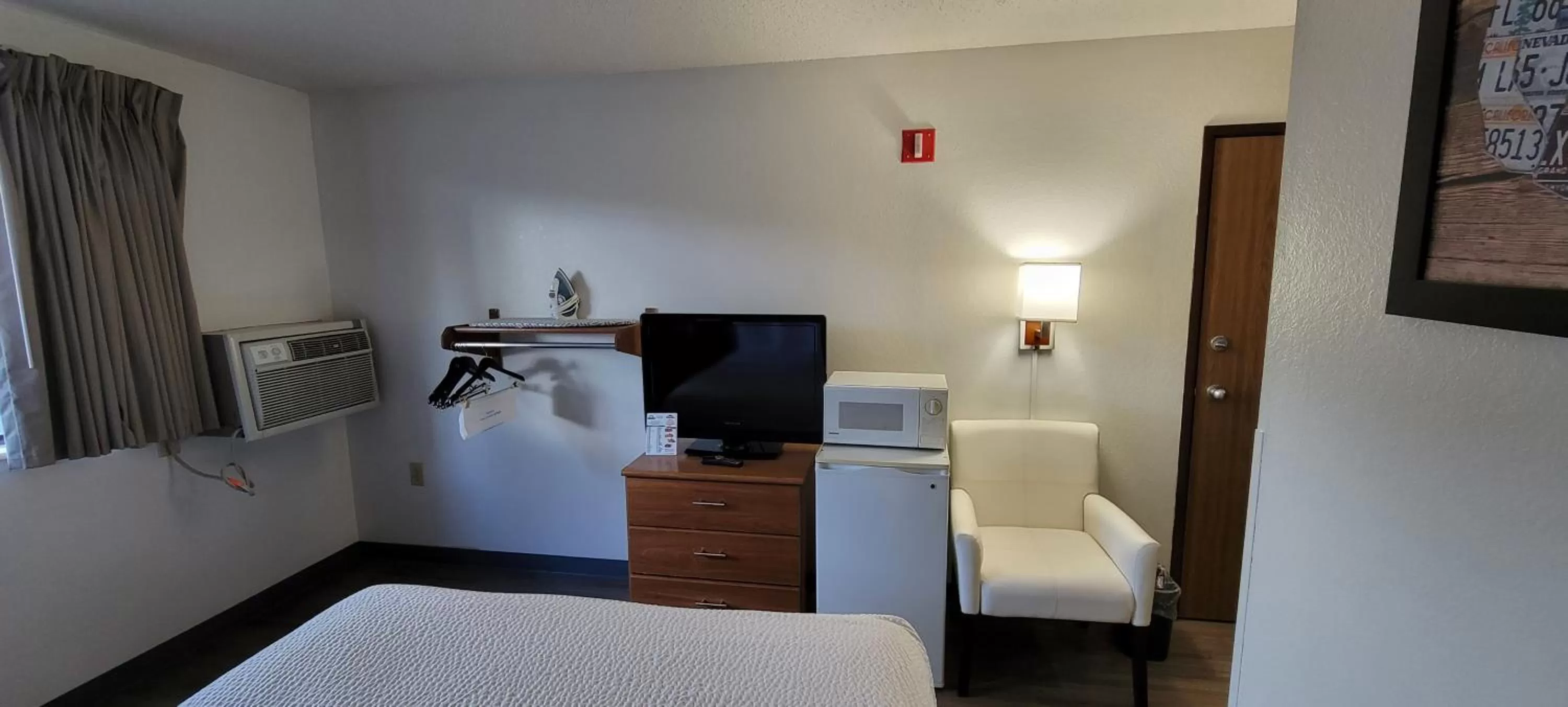 TV and multimedia, Bed in Days Inn by Wyndham Somerset PA I-70 I-76