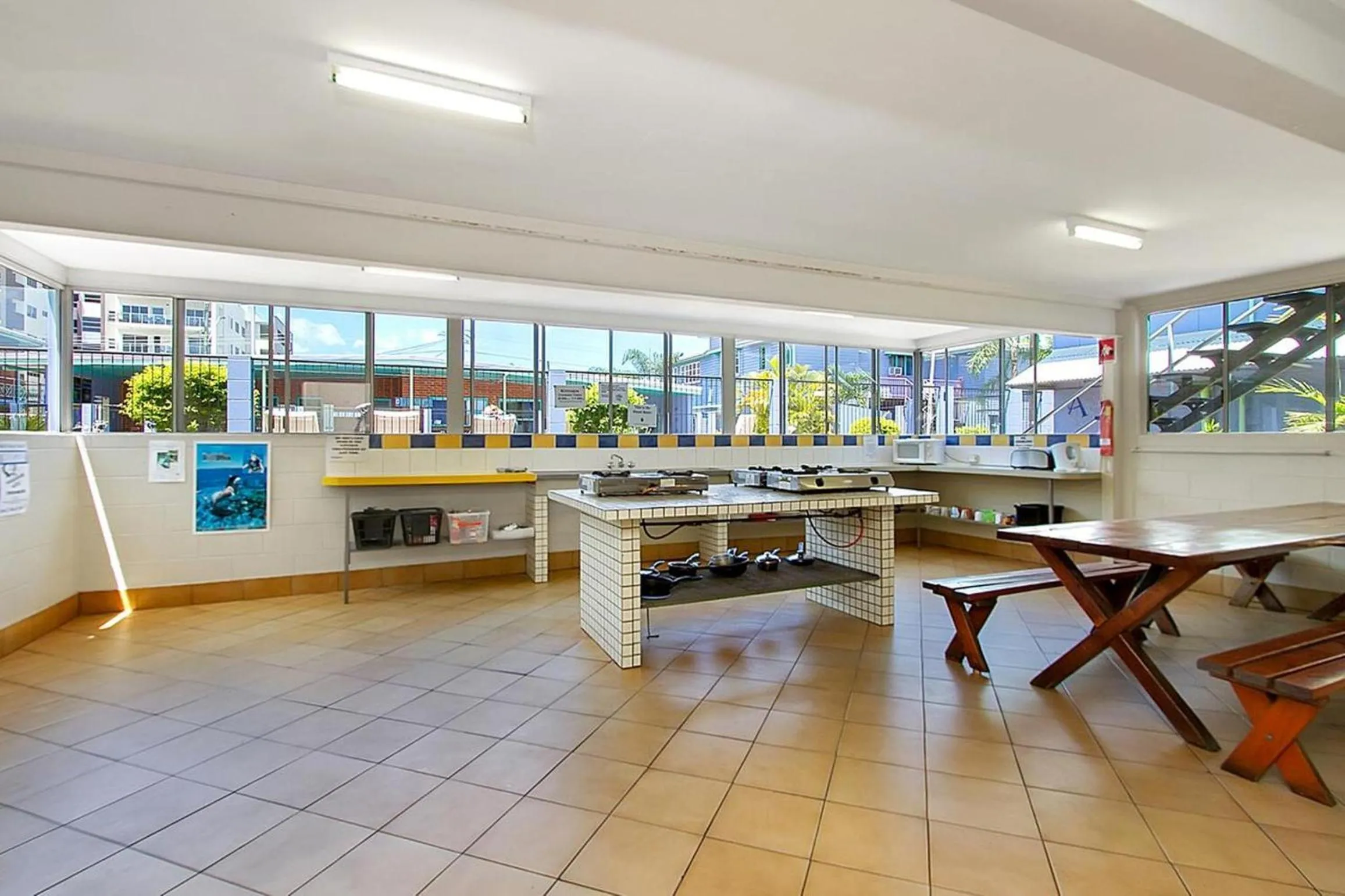 Communal lounge/ TV room in Caravella Backpackers