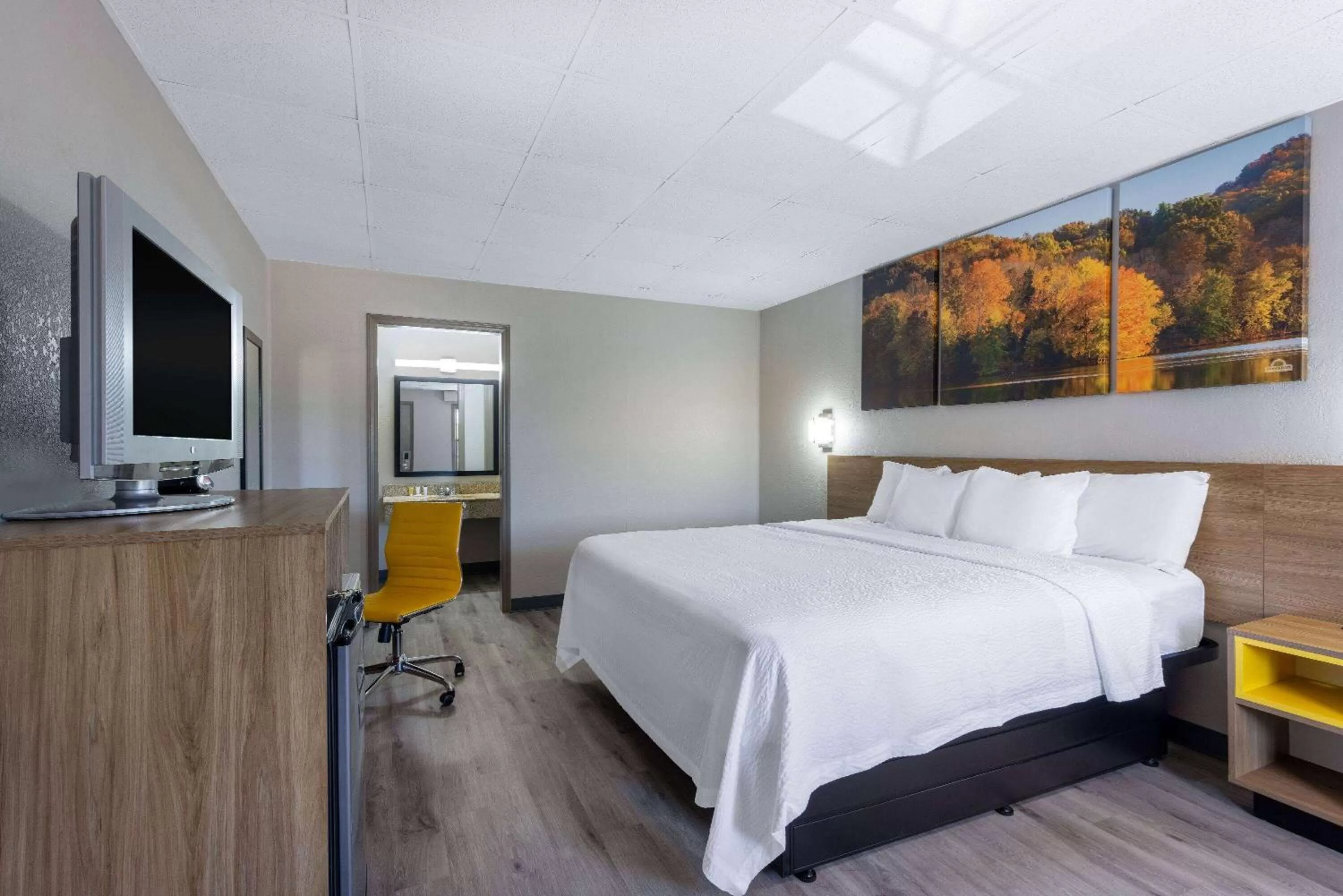 Photo of the whole room, Bed in Days Inn by Wyndham Lincolnton