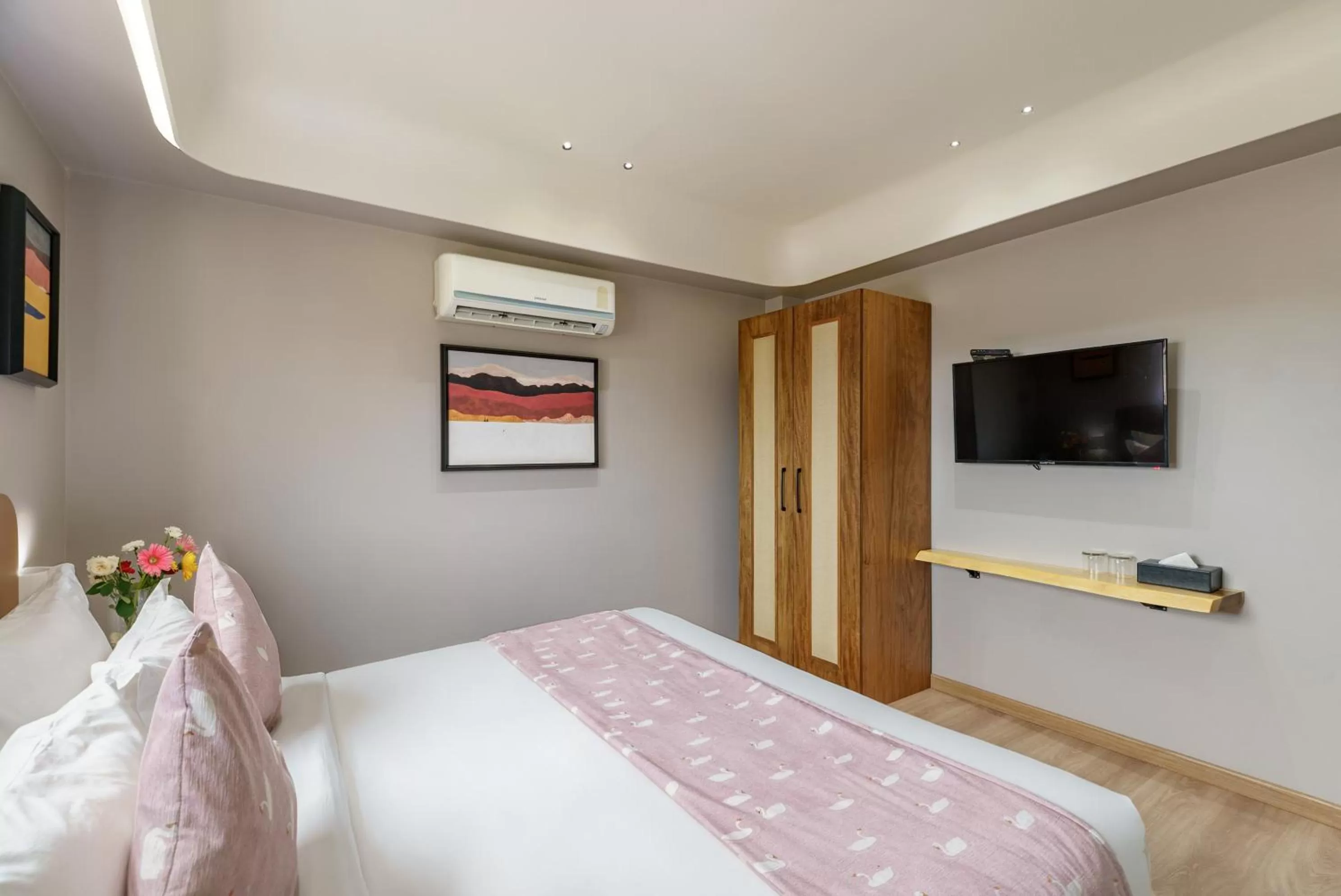 Property building, Bed in The Red Pier - My Downtown Hotels