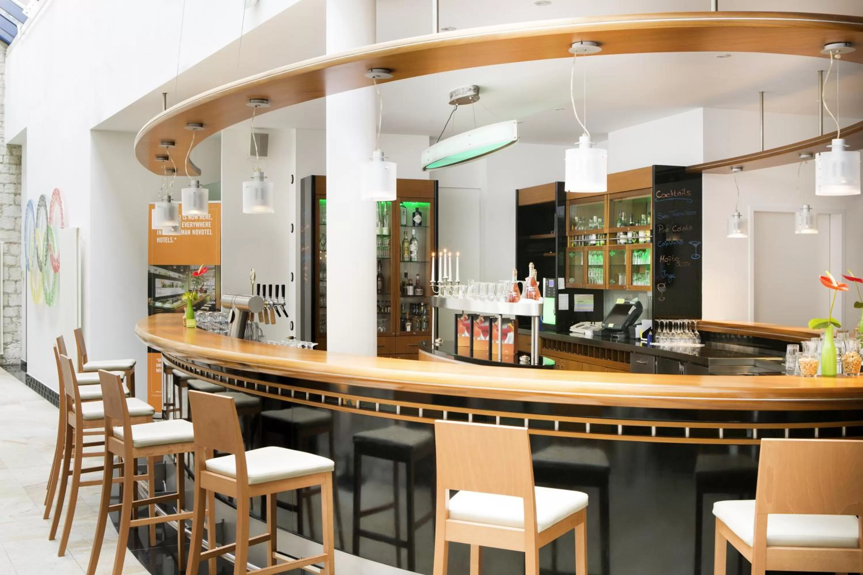 Lounge or bar in NOVOTEL Hildesheim City