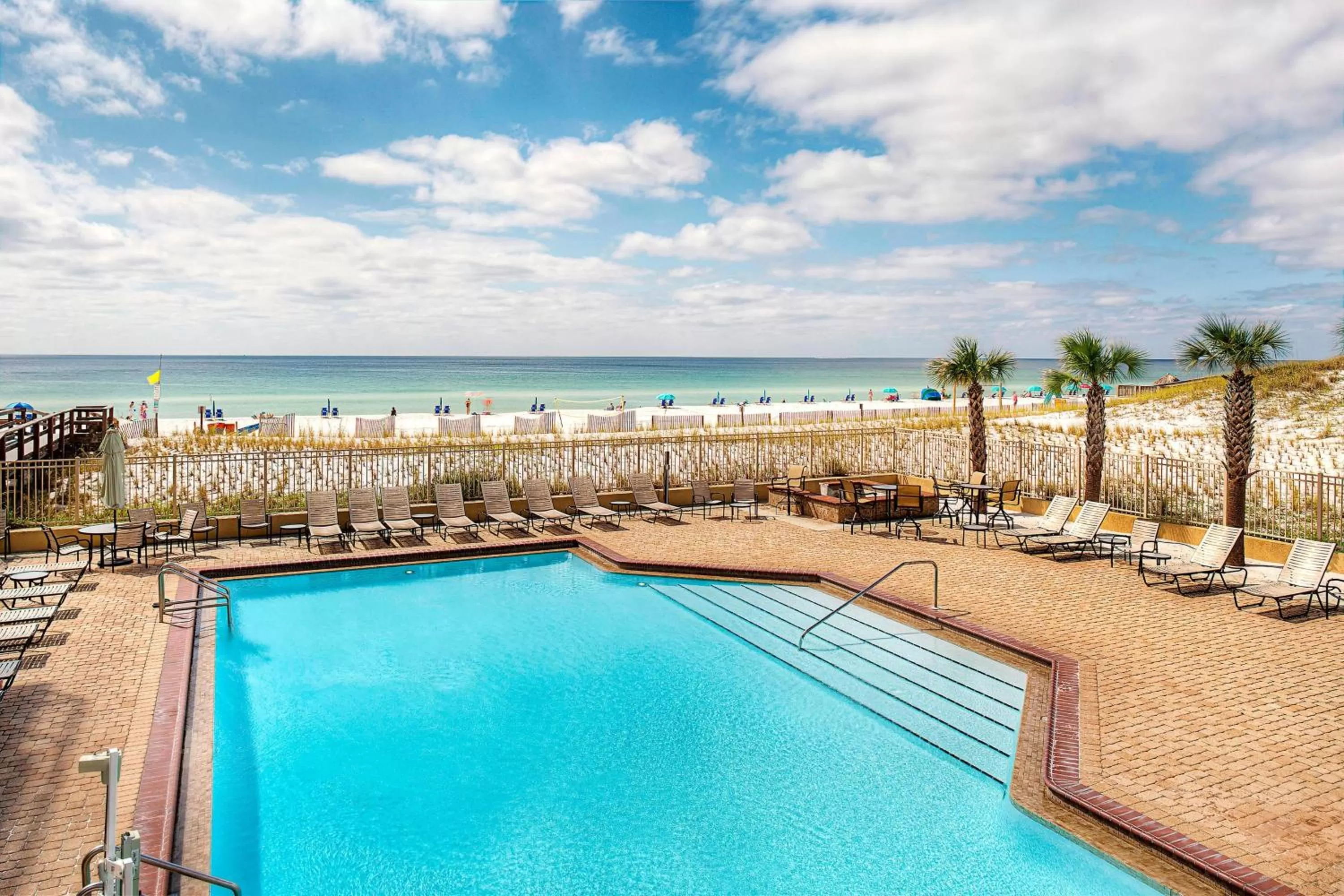 Swimming pool in Four Points by Sheraton Destin - Fort Walton Beach